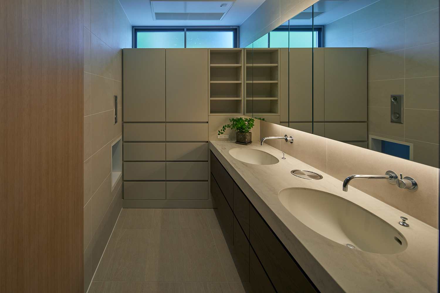 造作の洗面ボウルが二つ並んだ洗面所・デザイン住宅 注文住宅・デザイン住宅建築実例_『CASE678 K邸（社長の邸宅）』_浴室・洗面所