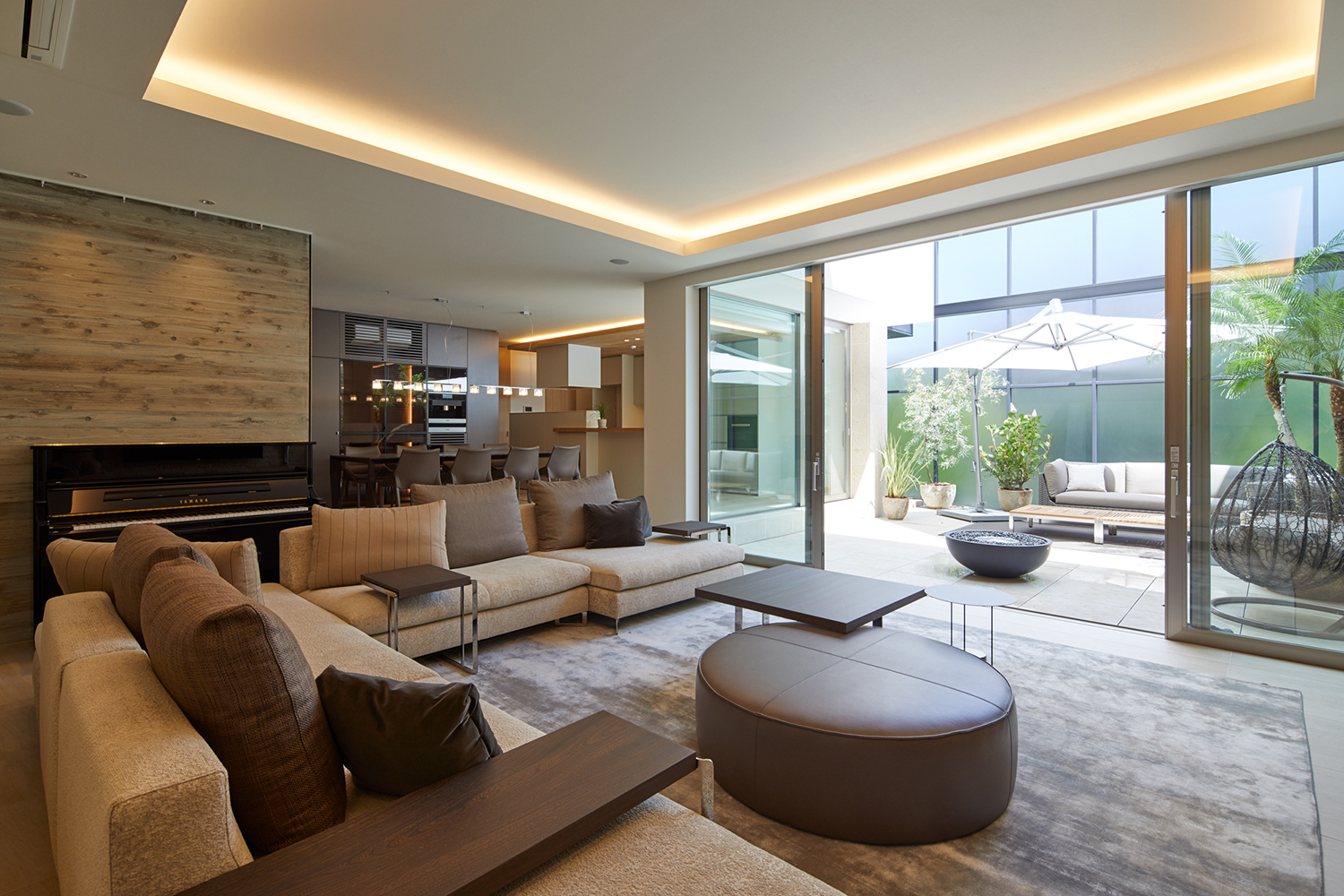 天井に間接照明を仕込み、大きな窓からバルコニーへと続くLDK・デザイン住宅 注文住宅・デザイン住宅建築実例_『CASE678 K邸（社長の邸宅）』_LDK