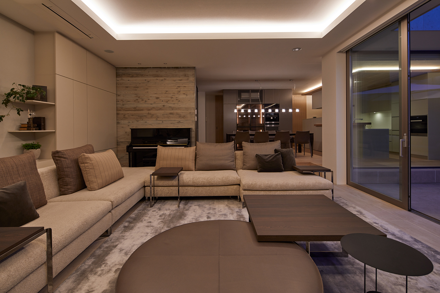 天井の間接照明がLDK全体を照らす様子・デザイン住宅 注文住宅・デザイン住宅建築実例_『CASE678 K邸（社長の邸宅）』_LDK