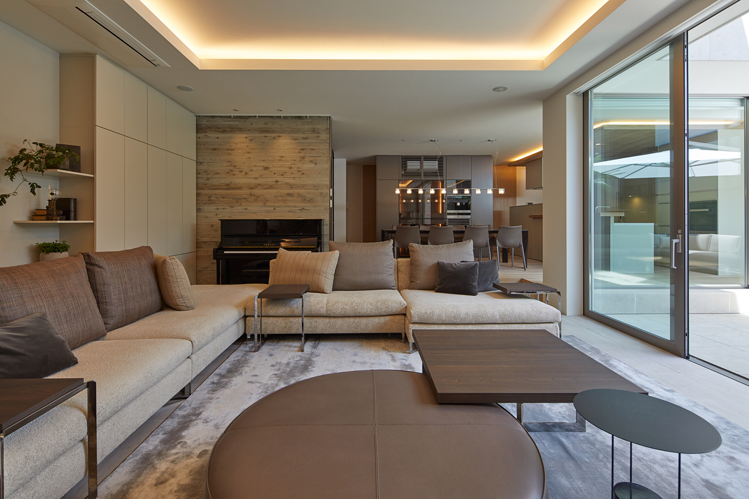 L字型のソファーが置かれているLDK・デザイン住宅 注文住宅・デザイン住宅建築実例_『CASE678 K邸（社長の邸宅）』_LDK