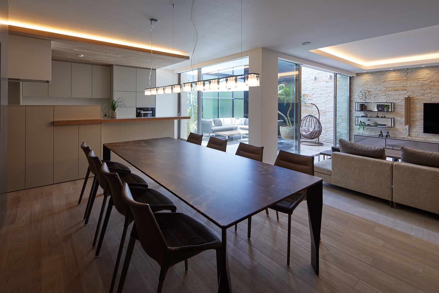 八人掛けのダイニングテーブルが置かれているLDK・デザイン住宅 注文住宅・デザイン住宅建築実例_『CASE678 K邸（社長の邸宅）』_キッチン