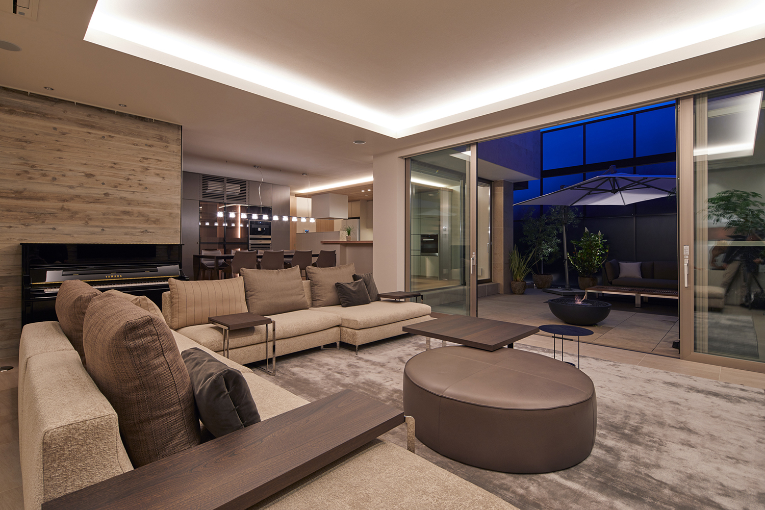 ブラウンやベージュのインテリアが置かれたLDK・デザイン住宅 注文住宅・デザイン住宅建築実例_『CASE678 K邸（社長の邸宅）』_LDK