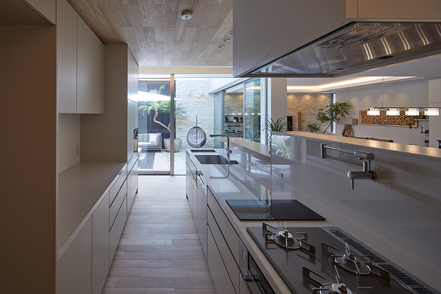 バルコニーの様子が見えるキッチン・デザイン住宅 注文住宅・デザイン住宅建築実例_『CASE678 K邸（社長の邸宅）』_キッチン