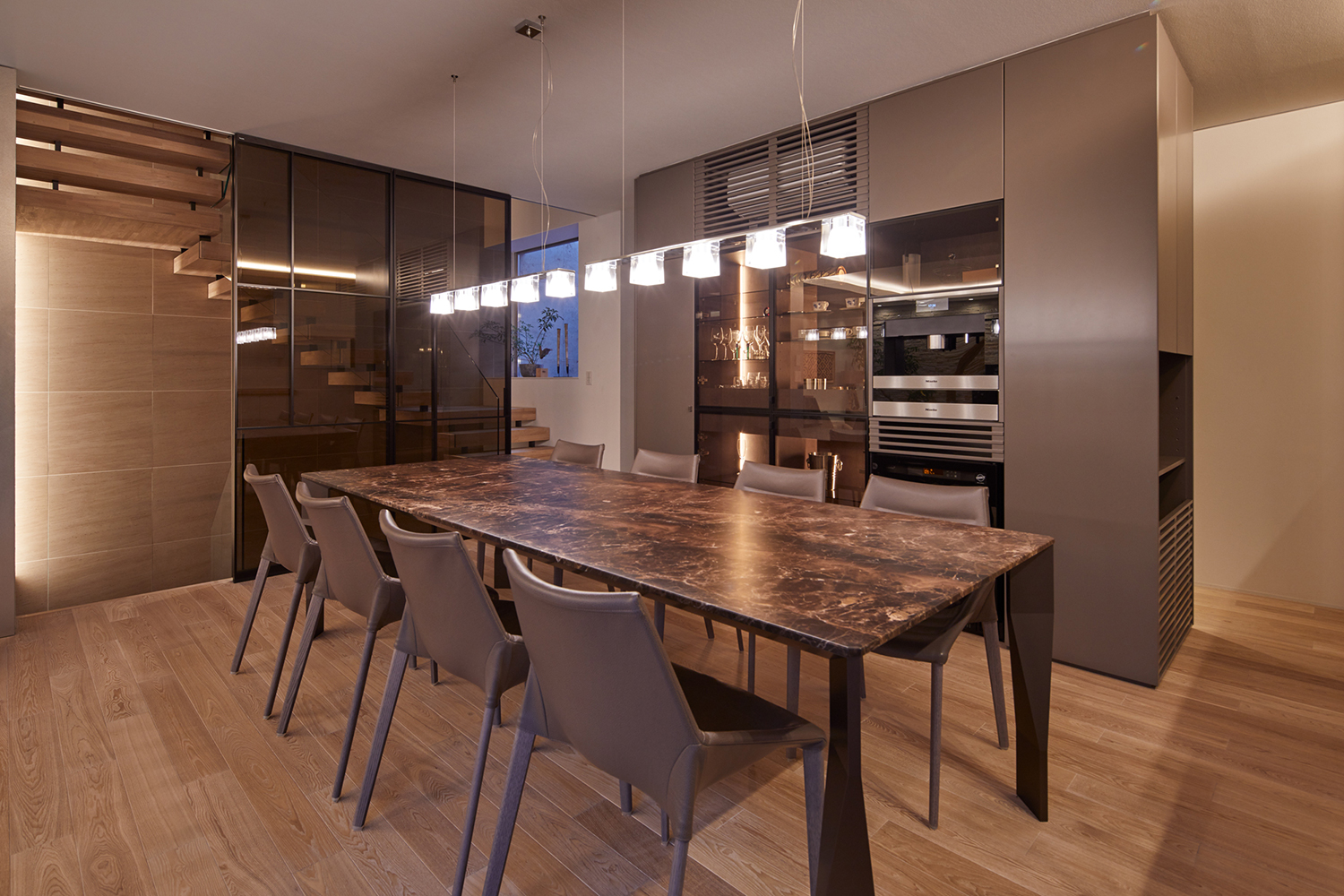 八人掛けのダイニングテーブルの上にペンダントライトが照らされている様子・デザイン住宅 注文住宅・デザイン住宅建築実例_『CASE678 K邸（社長の邸宅）』_LDK