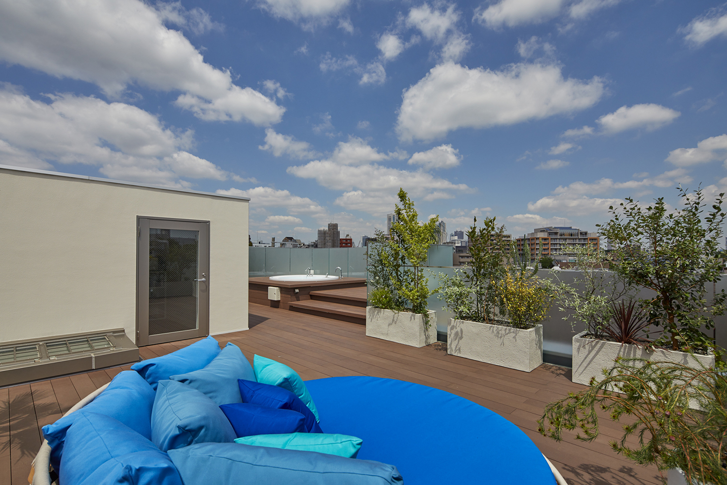 青い丸いベッドが置かれた屋上テラス・デザイン住宅 注文住宅・デザイン住宅建築実例_『CASE678 K邸（社長の邸宅）』_テラス・バルコニー