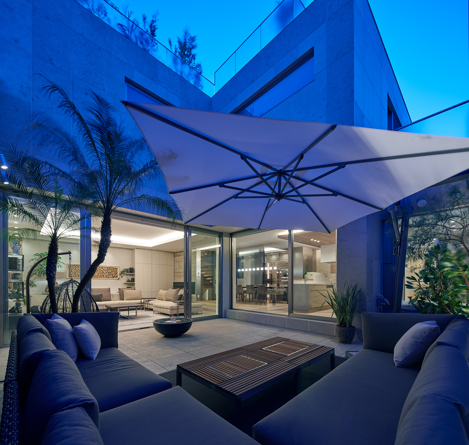 L字型のソファーからLDKの様子が見渡せるバルコニー・デザイン住宅 注文住宅・デザイン住宅建築実例_『CASE678 K邸（社長の邸宅）』_テラス・バルコニー