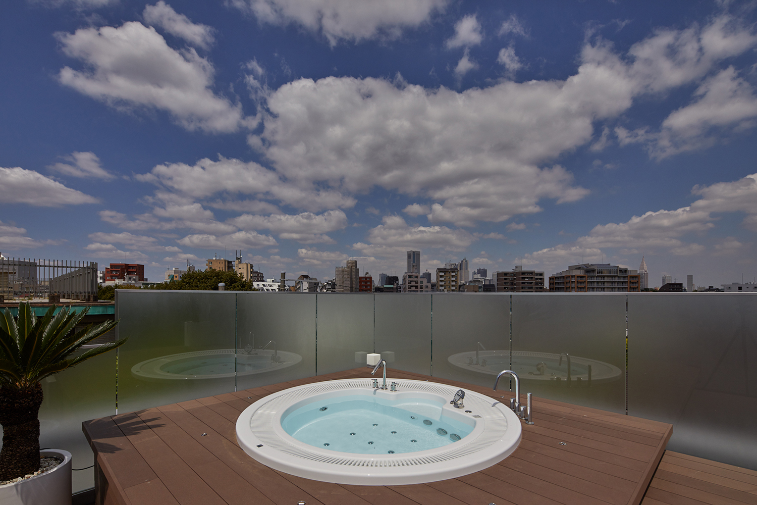 丸いプールが置かれ、目隠しが設けられた屋上テラス・デザイン住宅 注文住宅・デザイン住宅建築実例_『CASE678 K邸（社長の邸宅）』_テラス・バルコニー