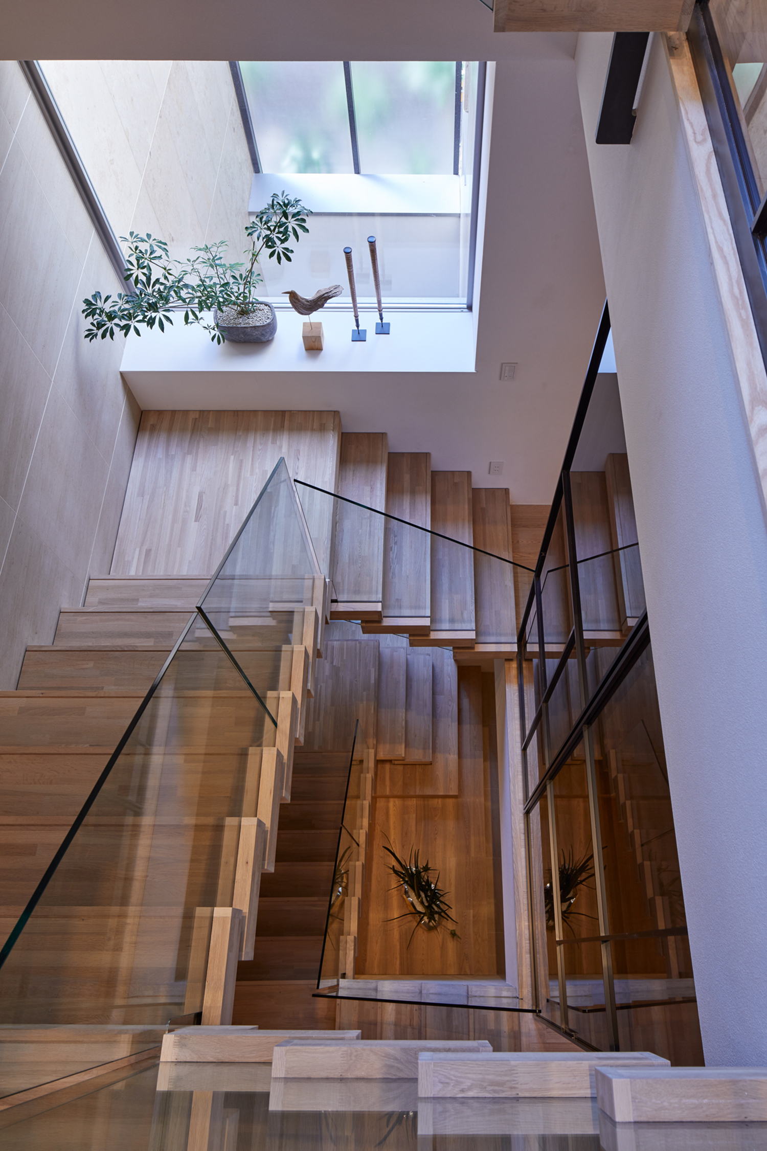 三階部分かららせん状になった階段を見下ろした様子・デザイン住宅 注文住宅・デザイン住宅建築実例_『CASE678 K邸（社長の邸宅）』_階段