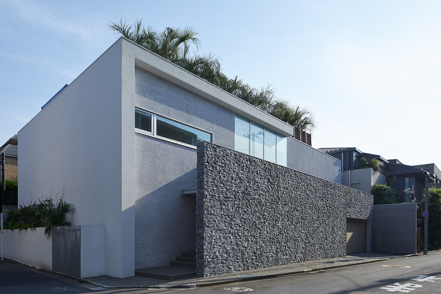 フラットルーフのグリーンがアクセントとなった外観