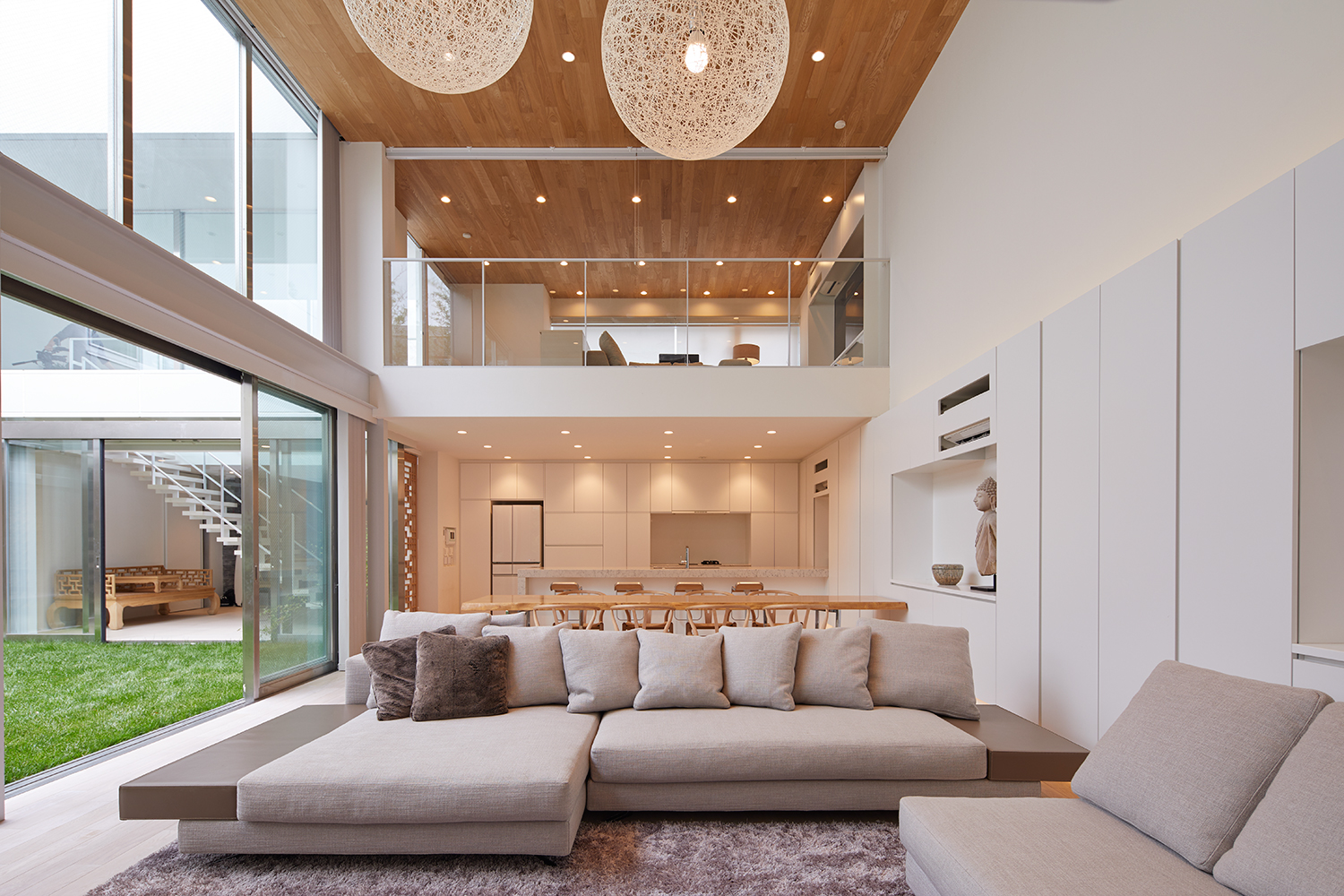 天井の高い大空間が印象的なリビング