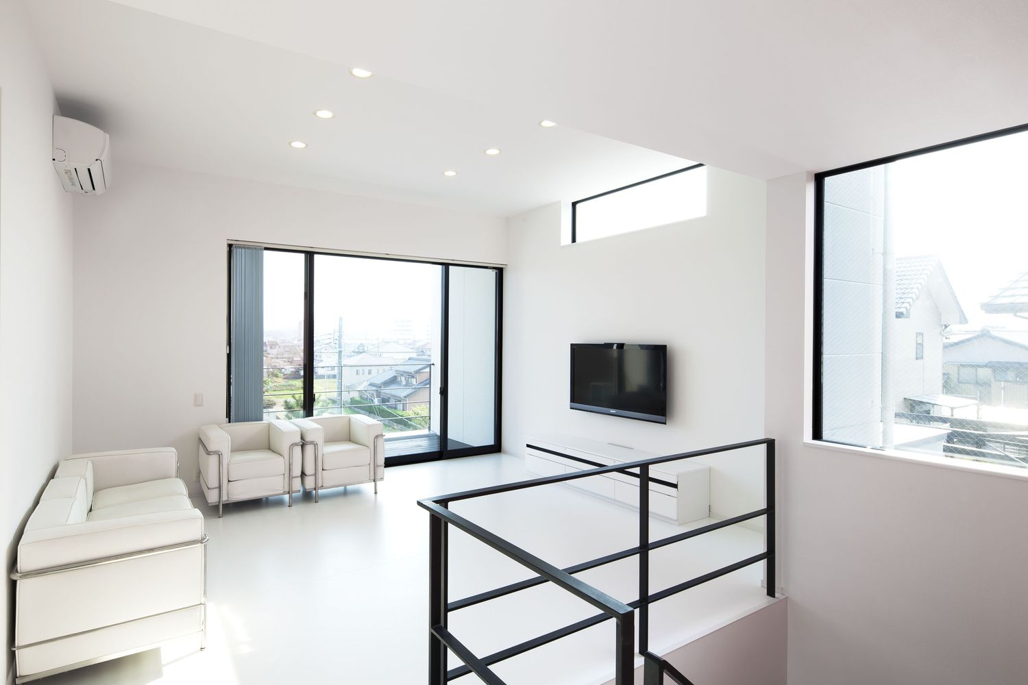 注文住宅・リビング・モノクロおしゃれデザイン・白黒リビング・アイアン手摺