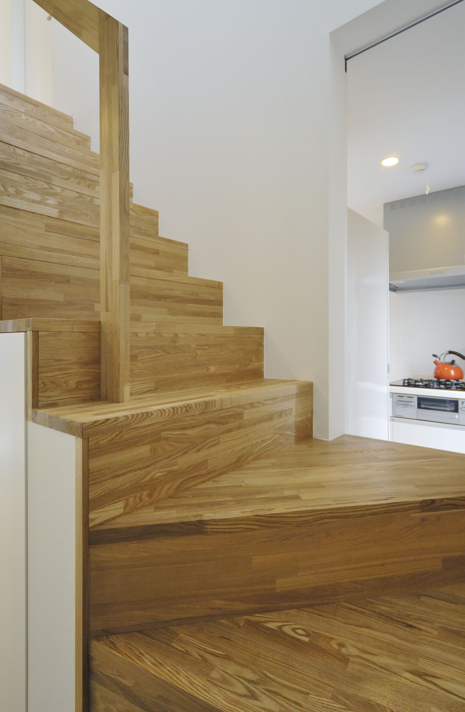 注文住宅・習志野市・箱型階段・木目調の階段