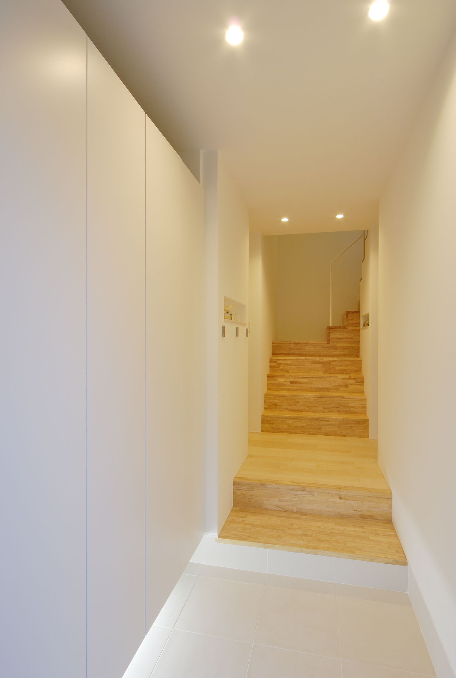 注文住宅・玄関・木目調の階段・玄関から続く階段