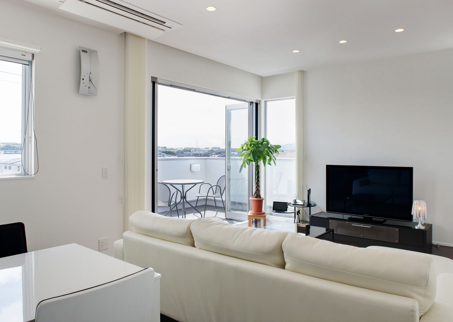 注文住宅・リビング・リビングとつながるバルコニー