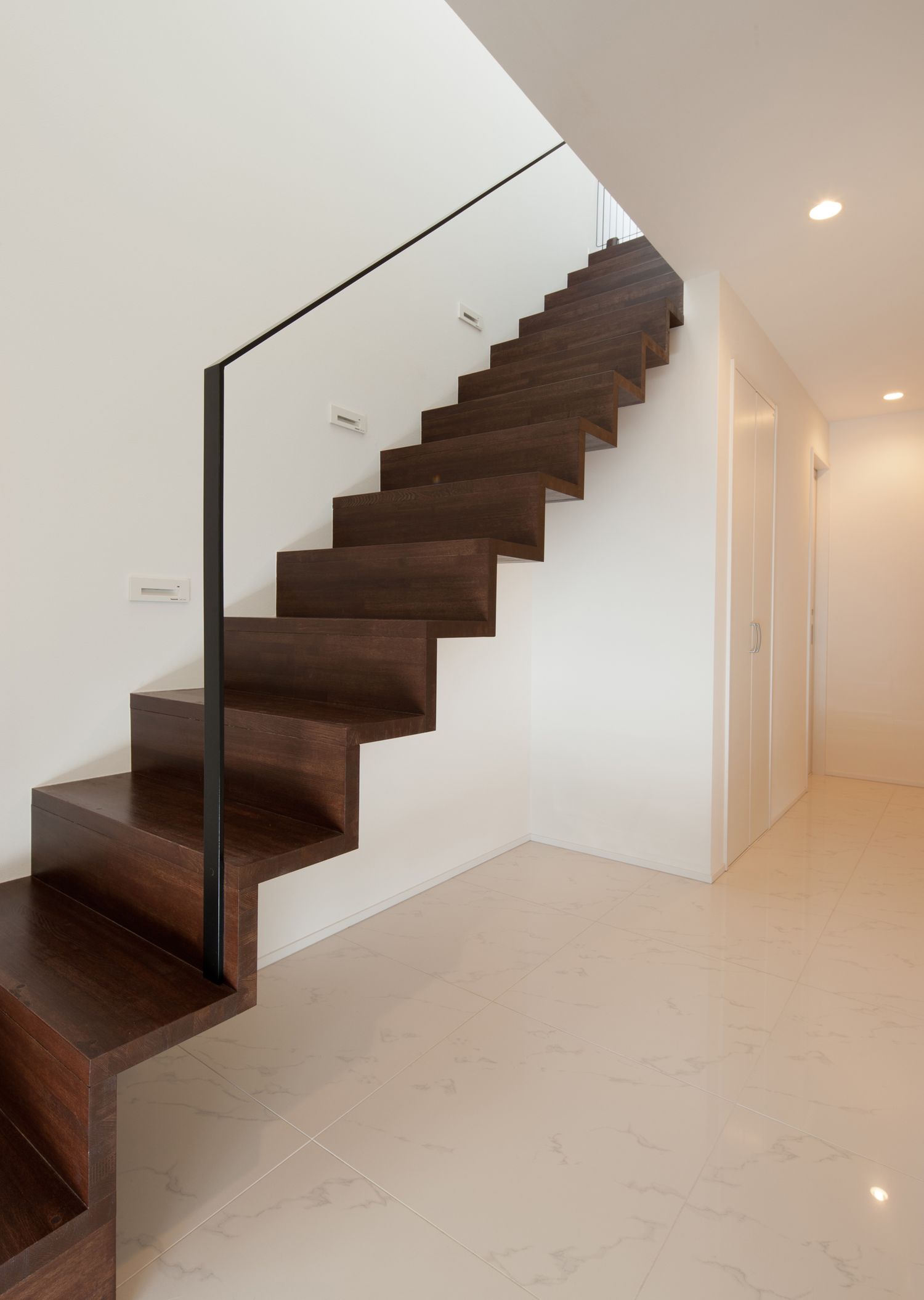 注文住宅・階段・一枚板の階段・アイアンの手すり