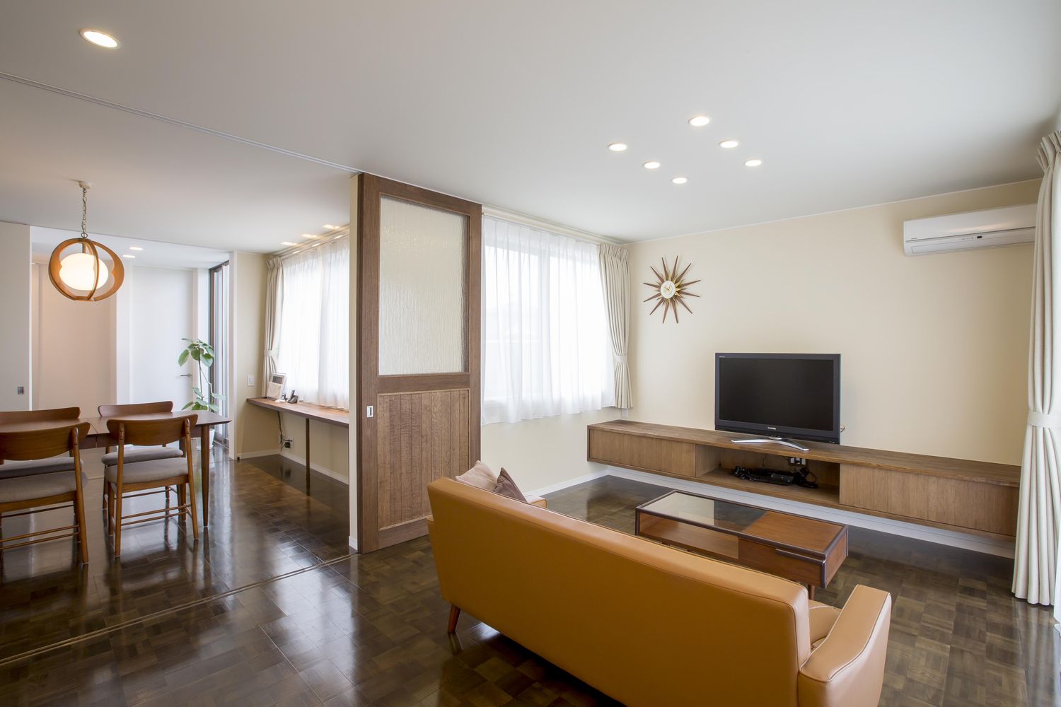 リビングとダイニングの間に引き戸を取り付けた木のインテリアがメインのLDK・デザイン住宅