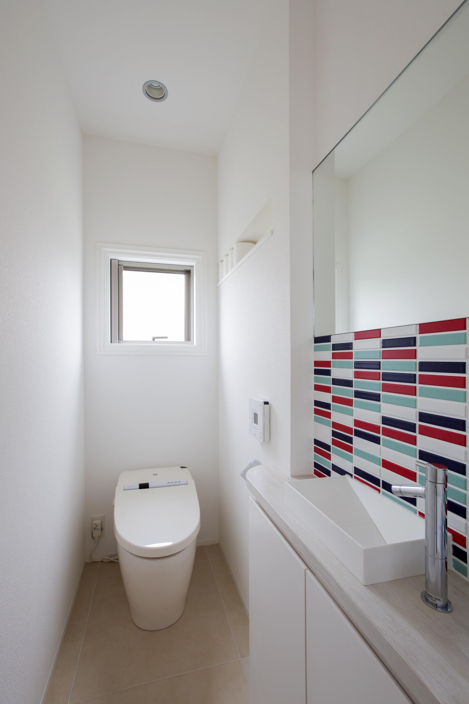 薄型手洗い付きや小窓が取り付けられたトイレ・デザイン住宅