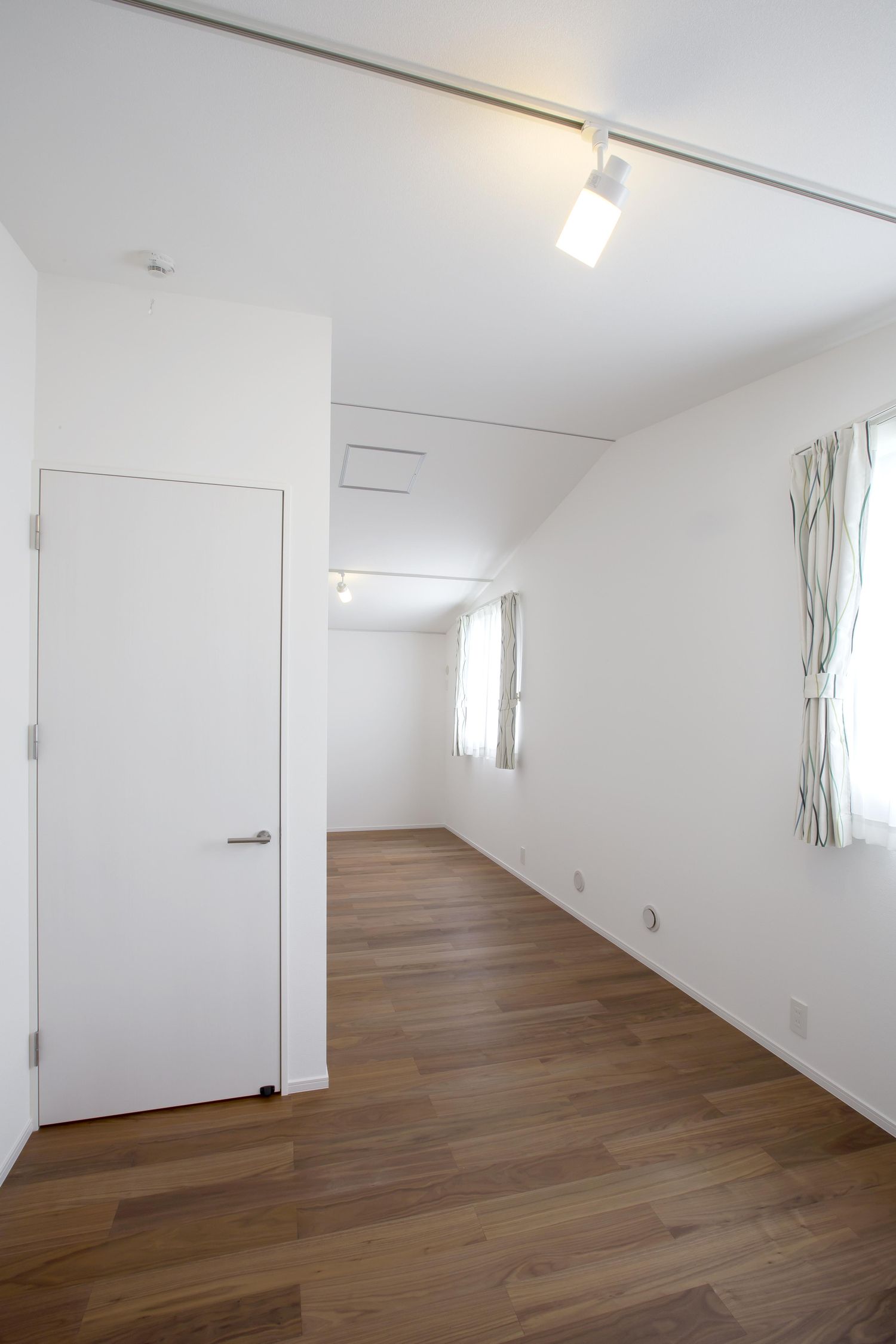 シンプルな間接照明を取り付けたシンプルな寝室・デザイン住宅