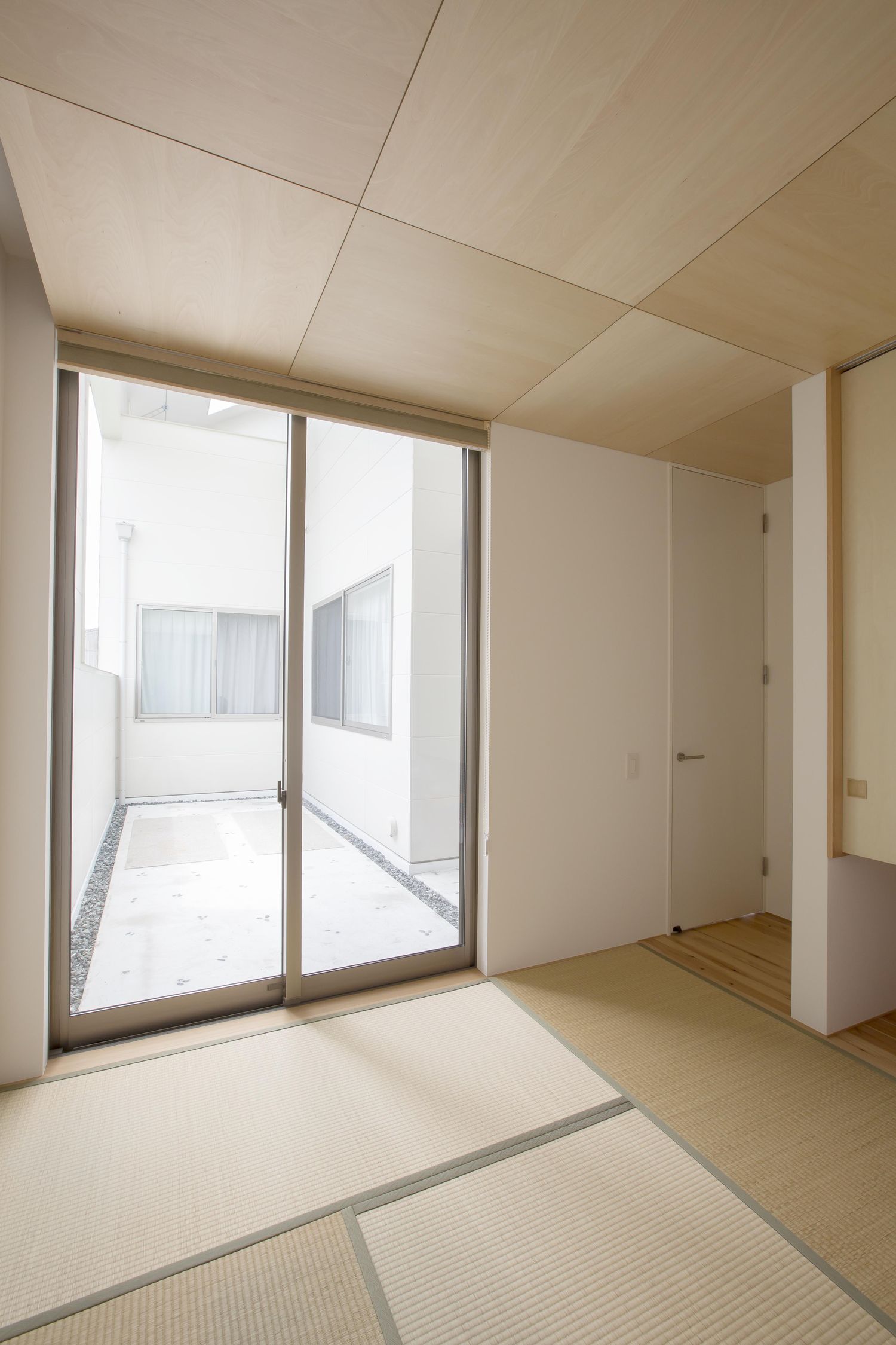 バルコニーに面した窓がある和室・デザイン住宅