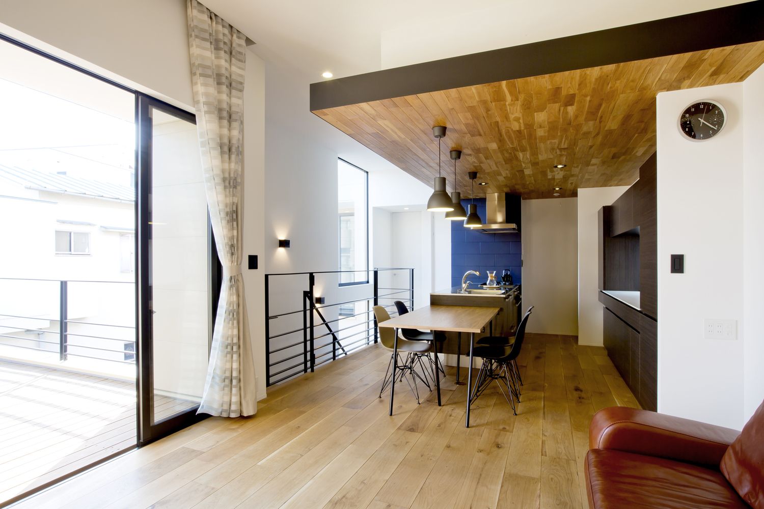 キッチンとダイニングに木の下がり天井を取り付けたバルコニーに面したLDK・デザイン住宅
