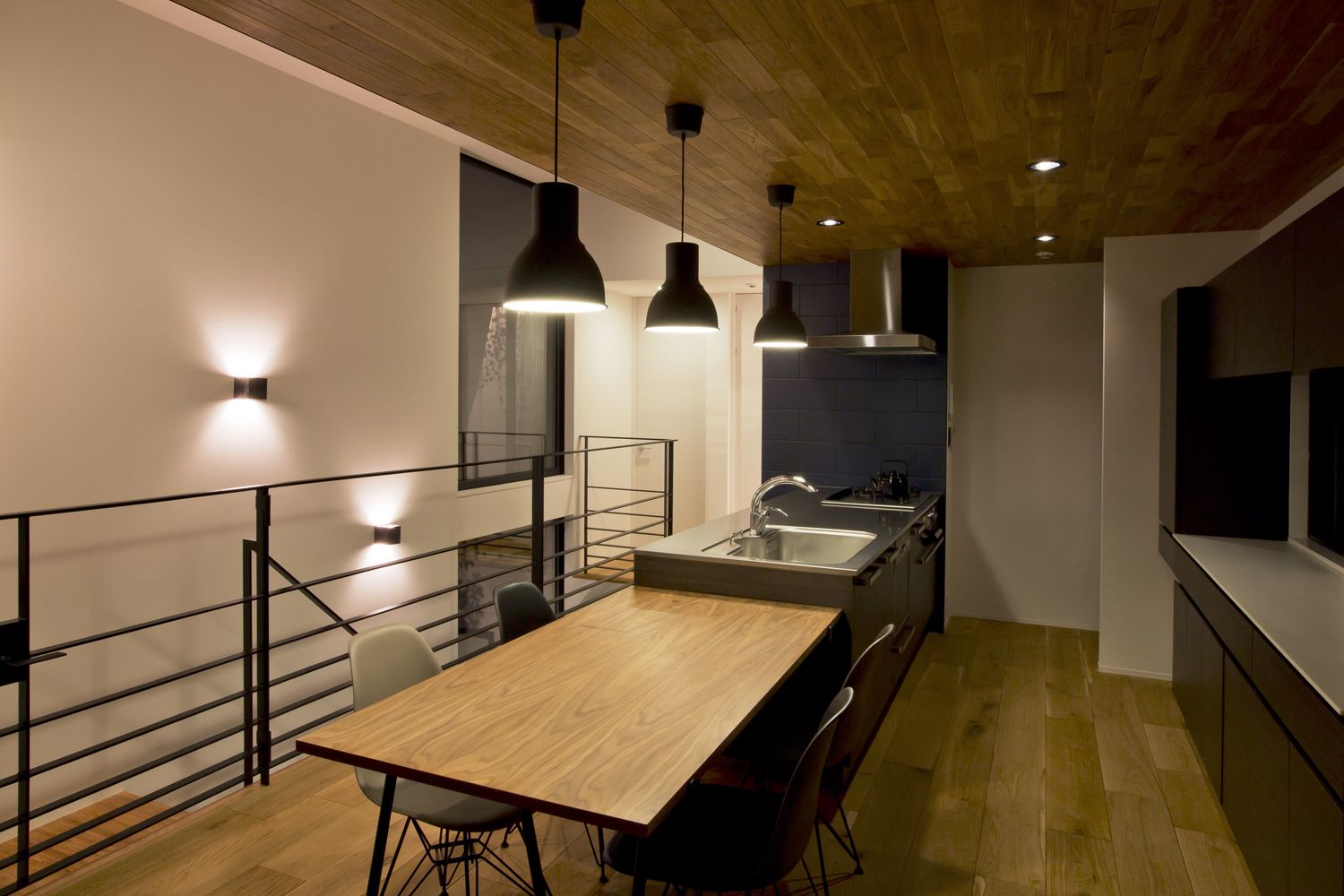 壁や木目の下がり天井に間接照明を取り付けたおしゃれなLDK・デザイン住宅