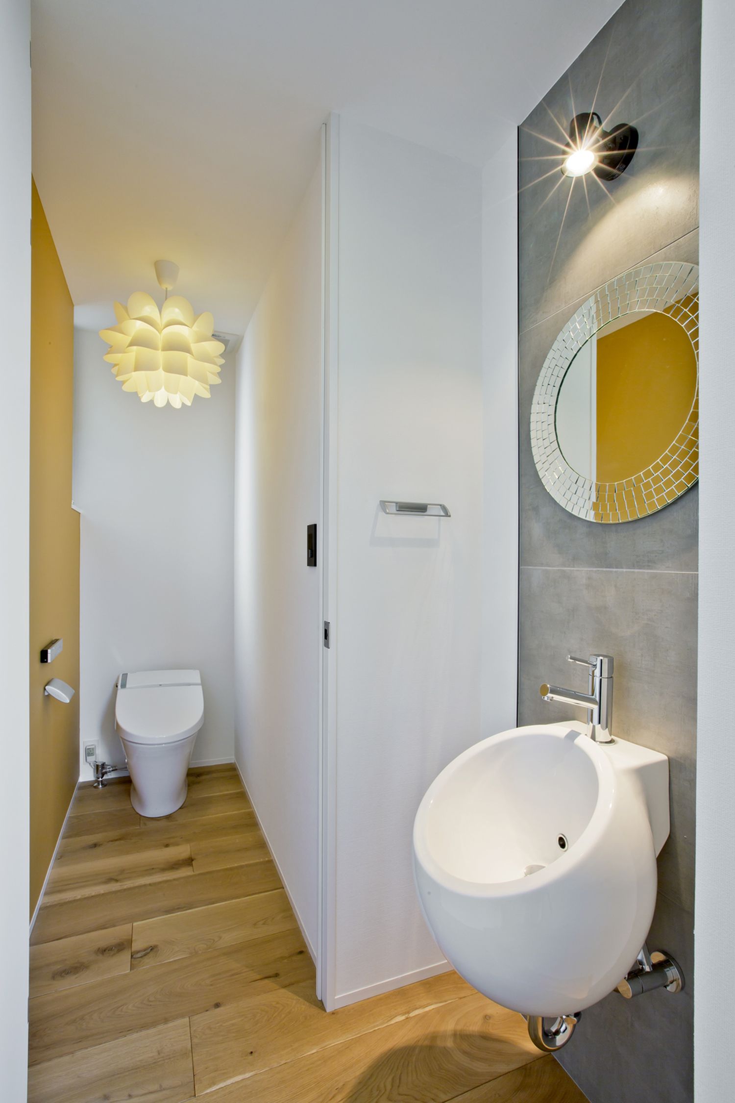 丸い洗面ボウルや間接照明を取り付けたおしゃれなトイレ・デザイン住宅