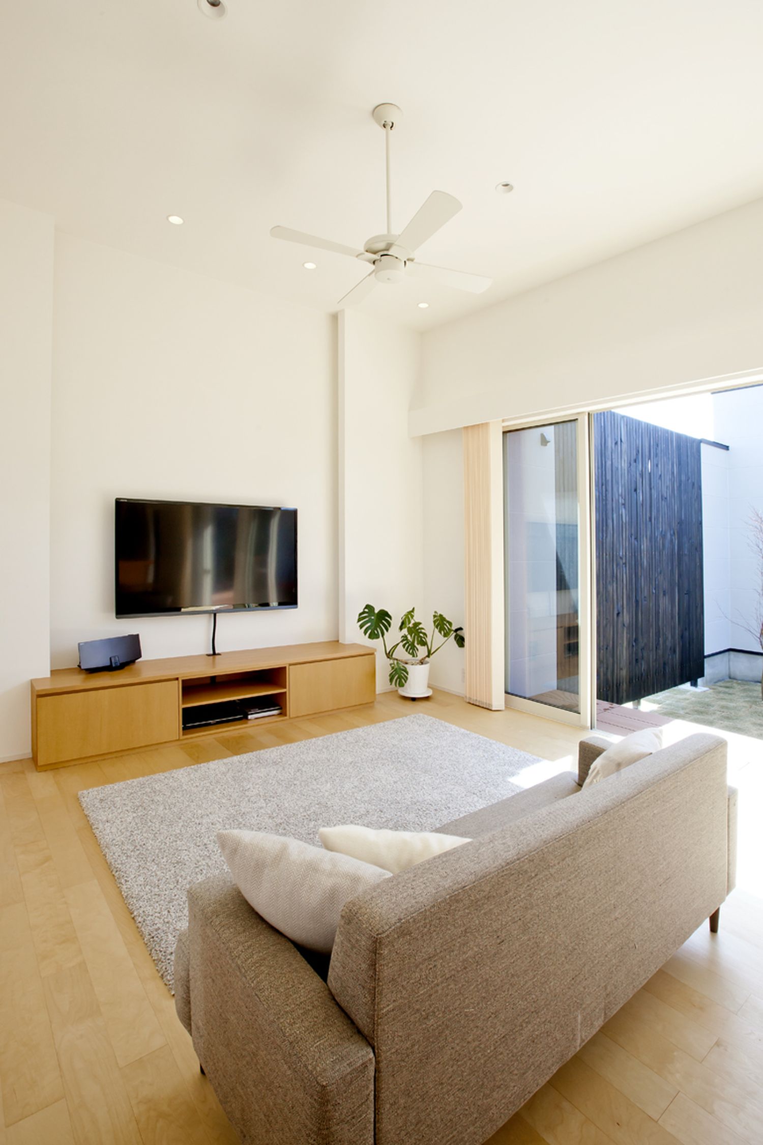 大きな窓がある高天井の開放的なLDK・デザイン住宅