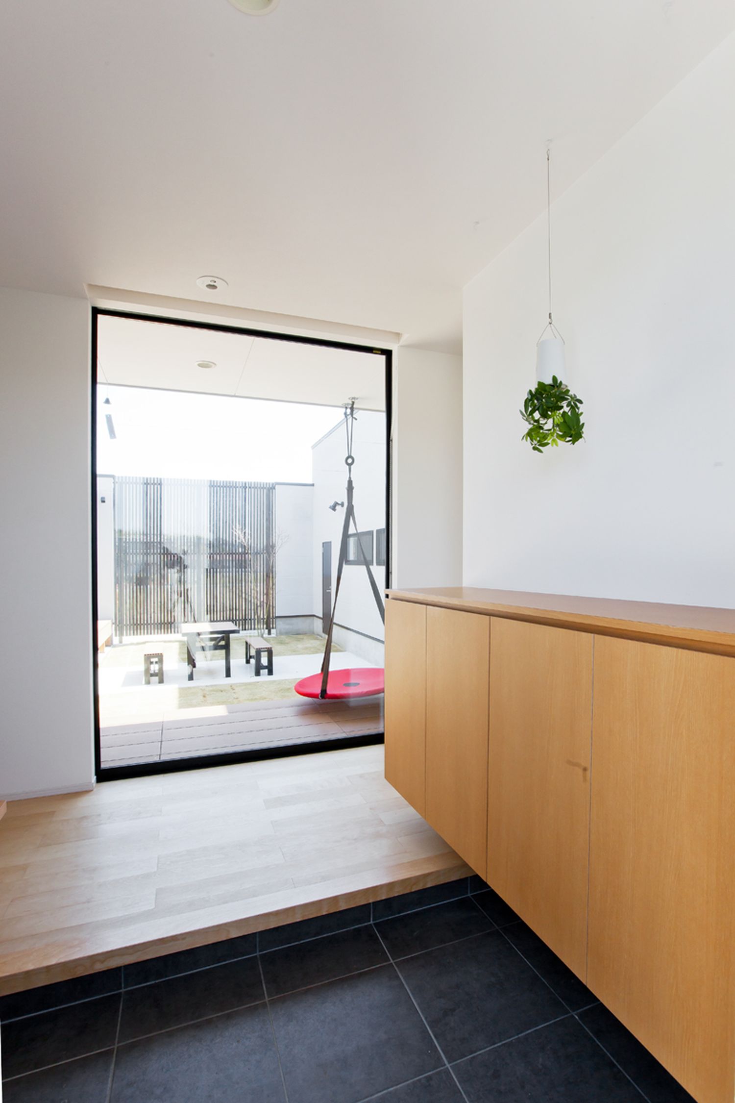 大きな窓から中庭が見える開放的な玄関・デザイン住宅