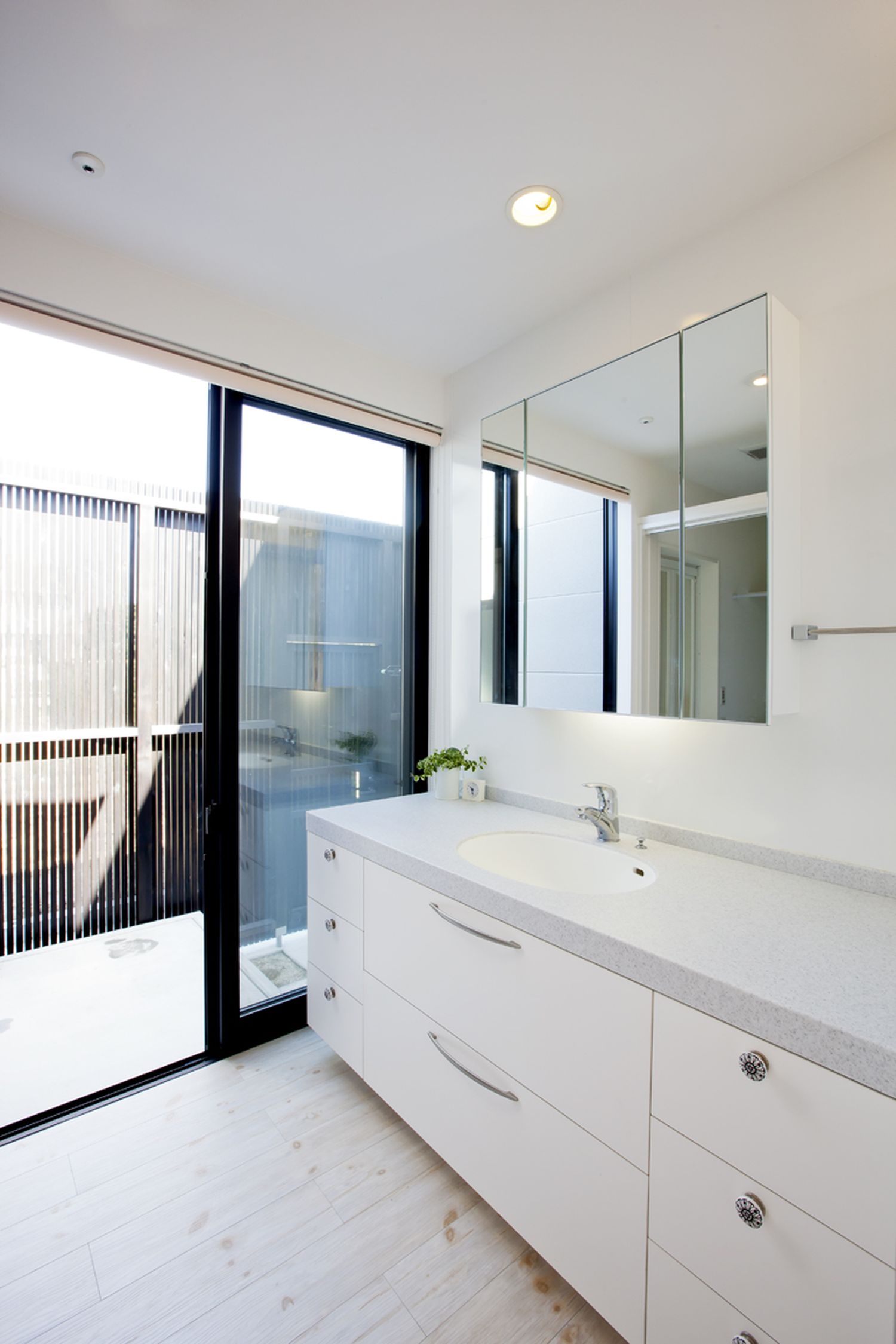 中庭に面した明るい洗面所・デザイン住宅