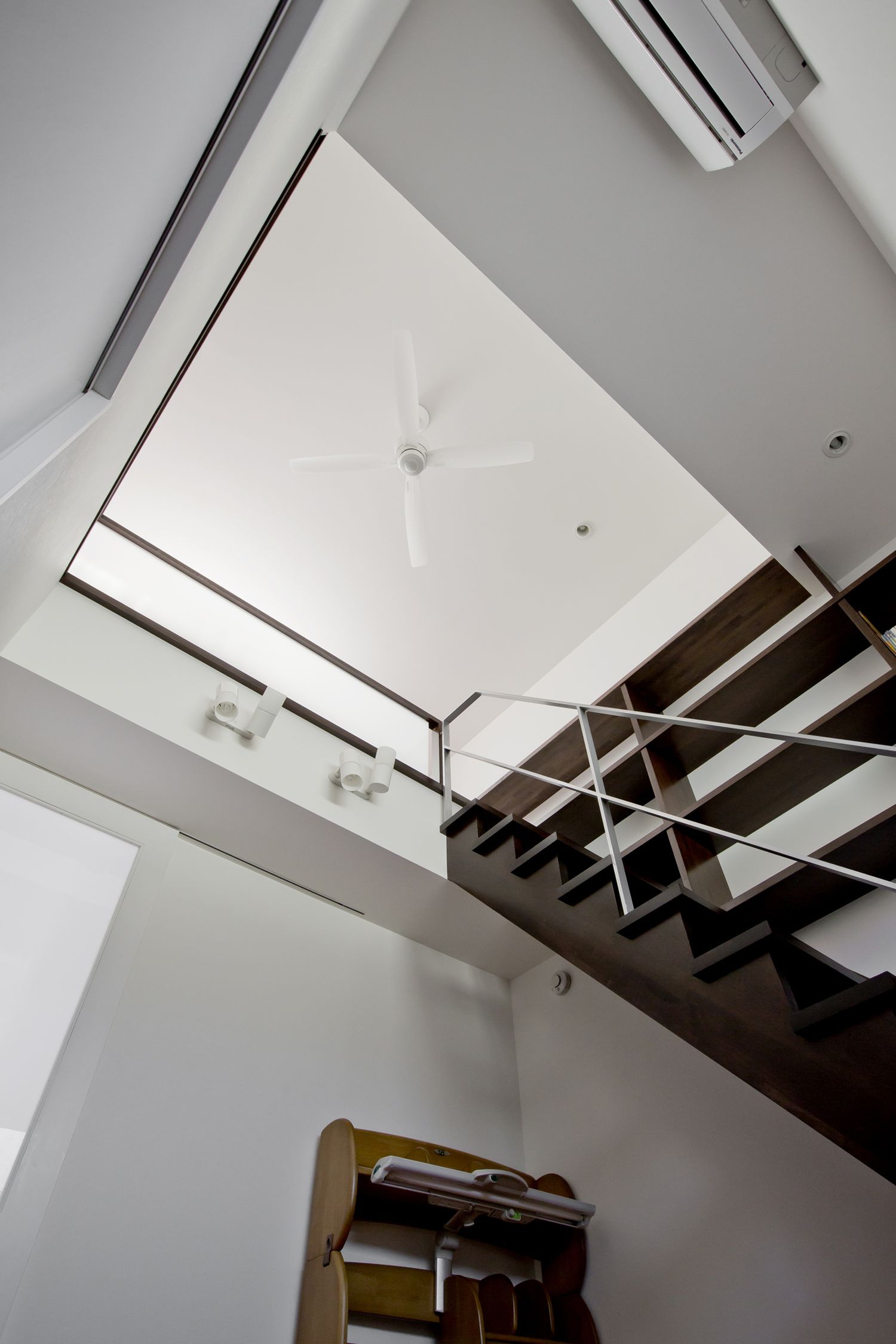 吹き抜け部分にあるスケルトン階段・デザイン住宅