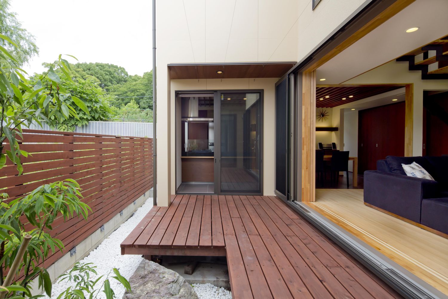 ウッドデッキのテラスとLDKがフラットに繋がる開放的な家・デザイン住宅