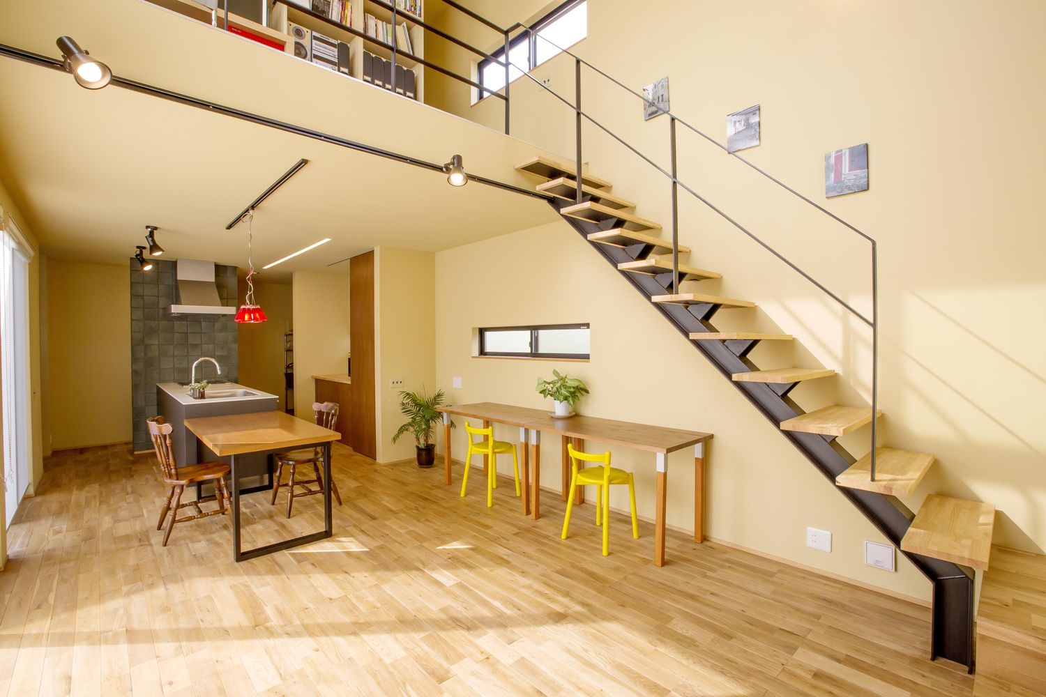 リビングイン階段から吹き抜けに繋がる開放的なLDK・デザイン住宅