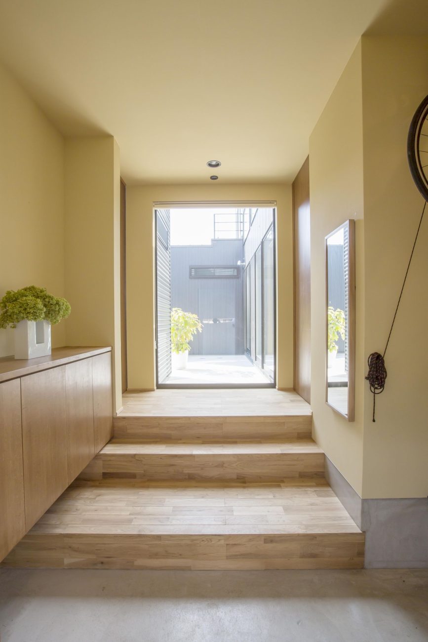 正面に大きな窓がある開放的な玄関・デザイン住宅