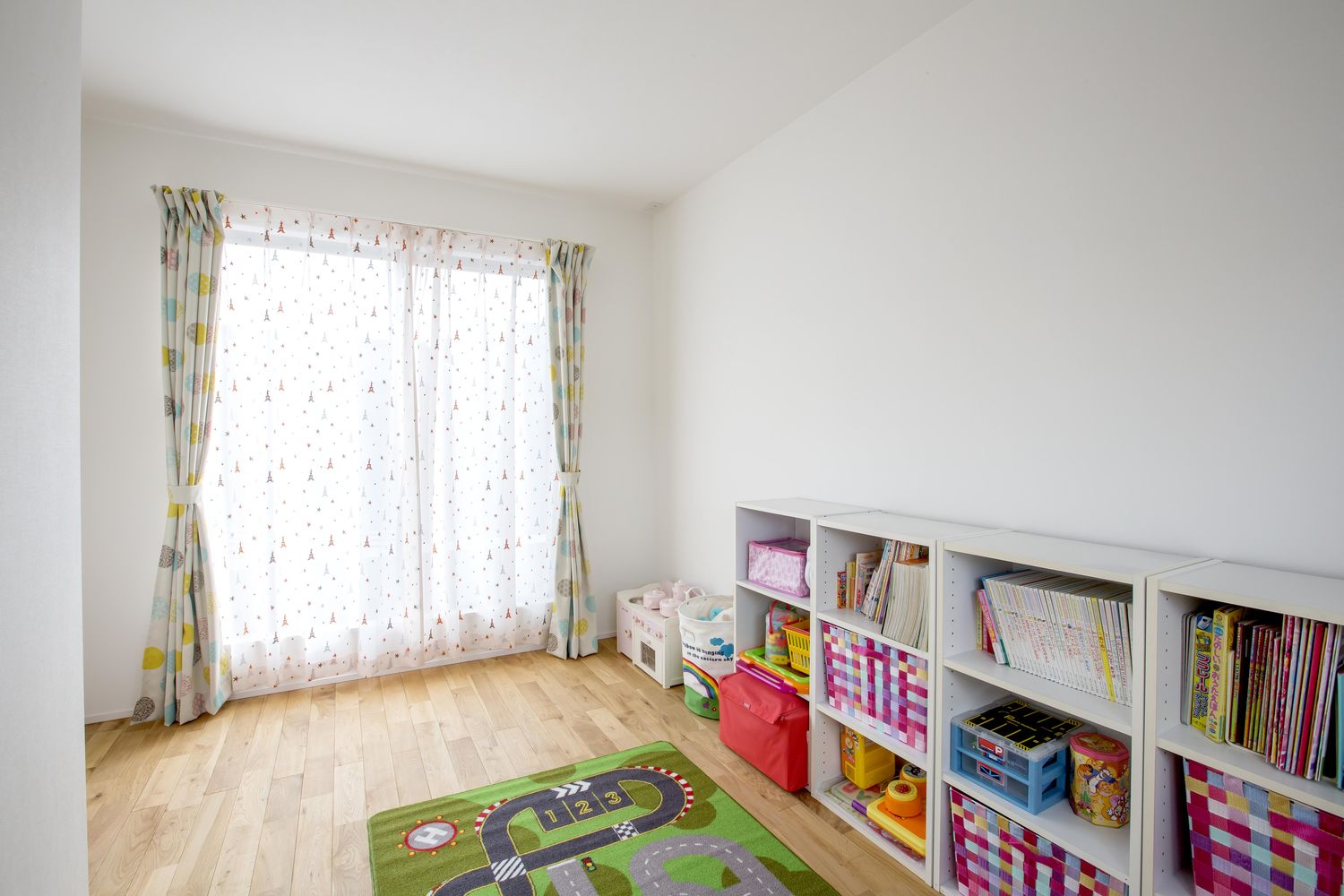 収納棚がある明るくてシンプルな子供部屋・デザイン住宅