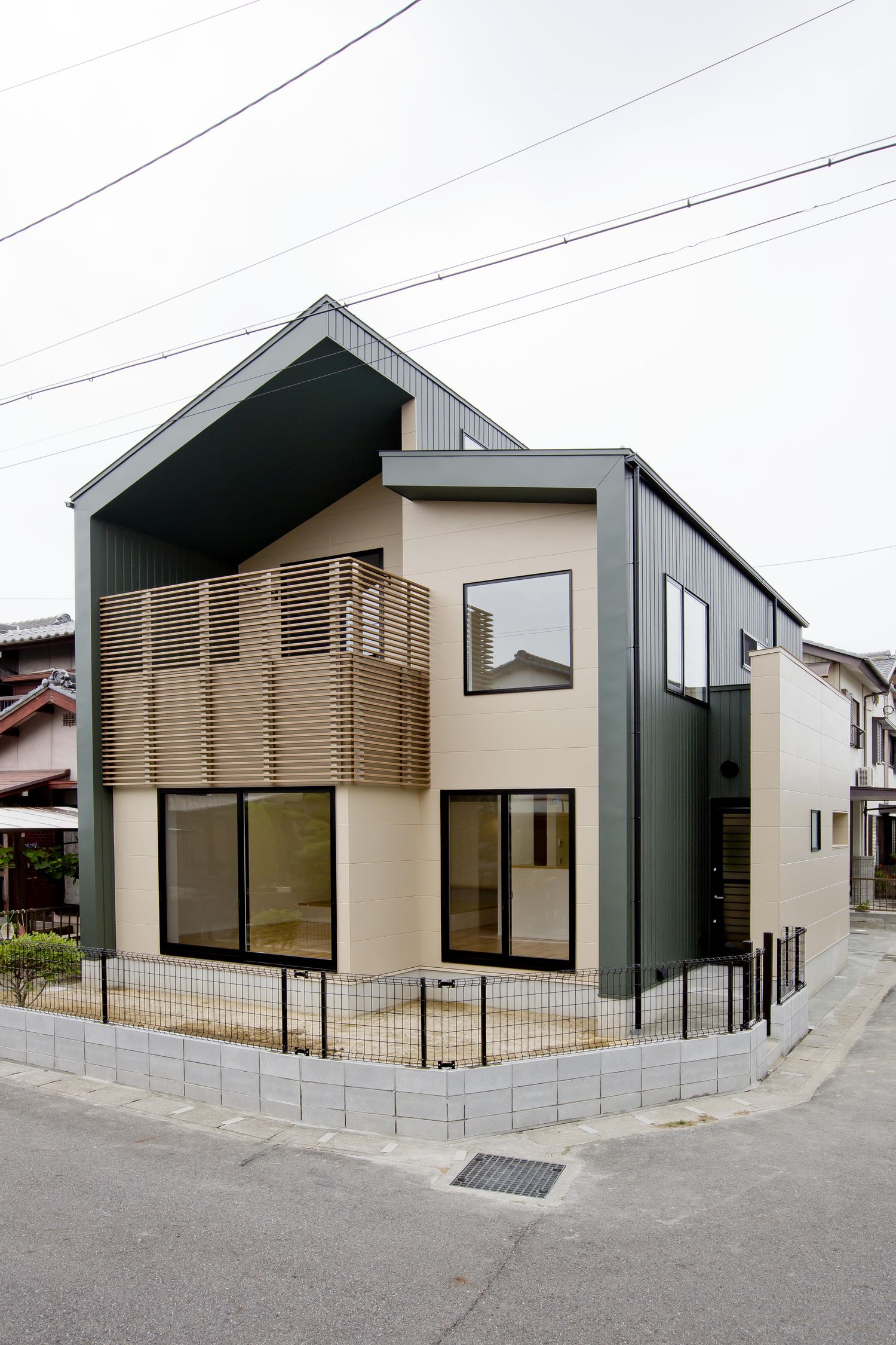 デザイン住宅建築実例_外観・注文住宅『CASE305 光の通り道』の建築実例・施⼯例の写真・建物外観全体