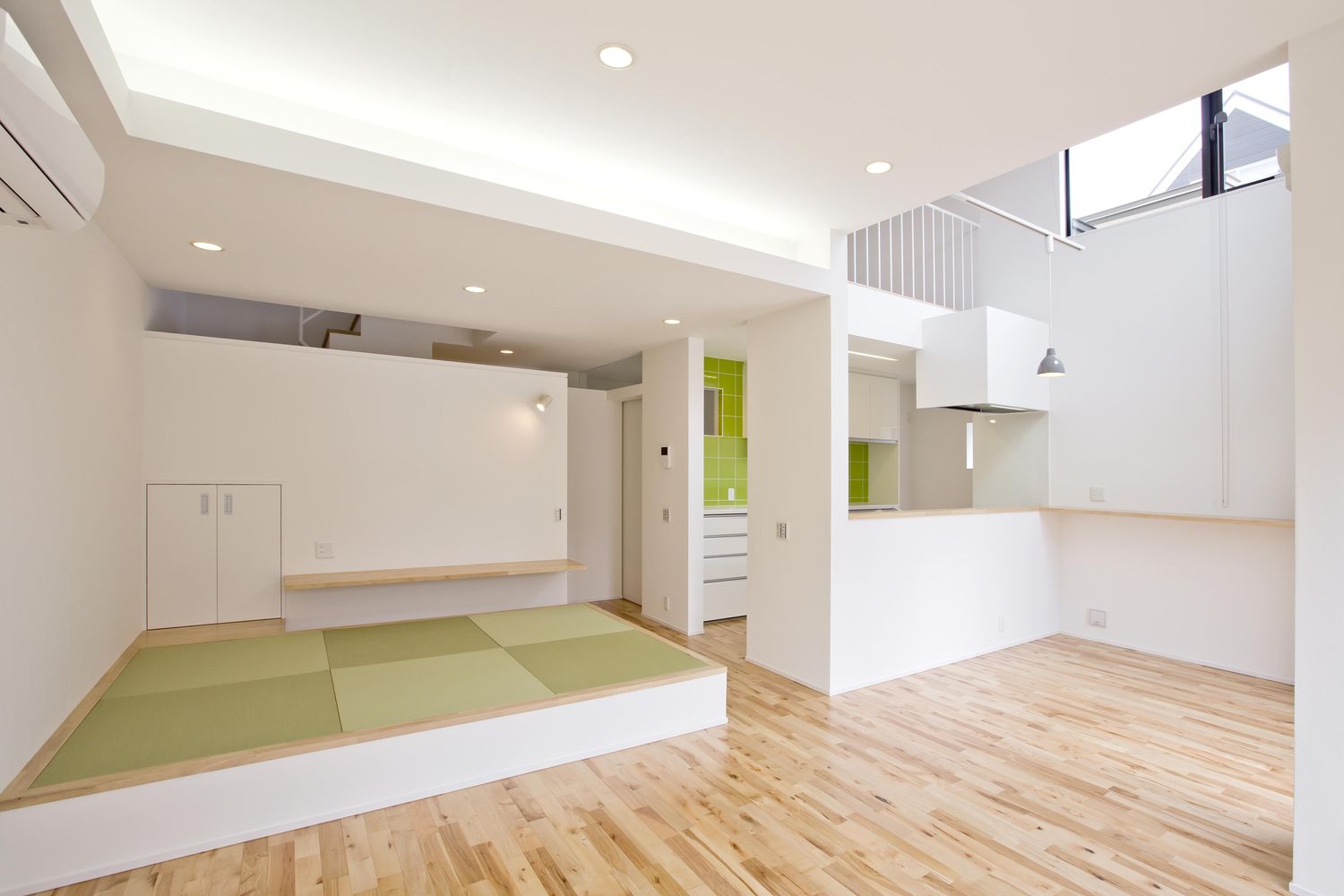 吹き抜けと小上がりの和室スペースがあるLDK・デザイン住宅