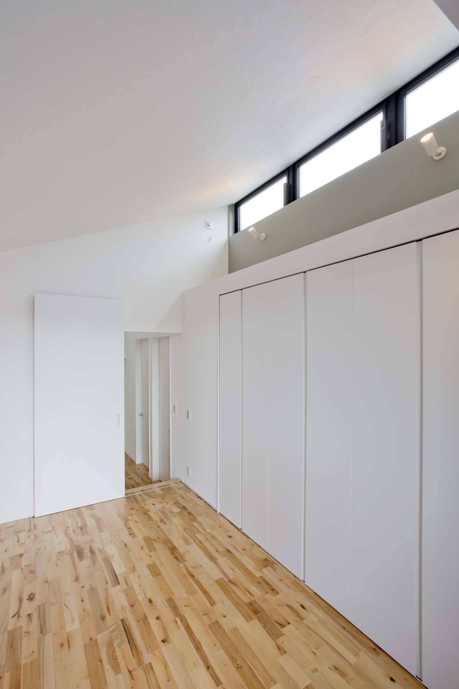 ハイサイドライトから光が入るシンプルな空間・デザイン住宅