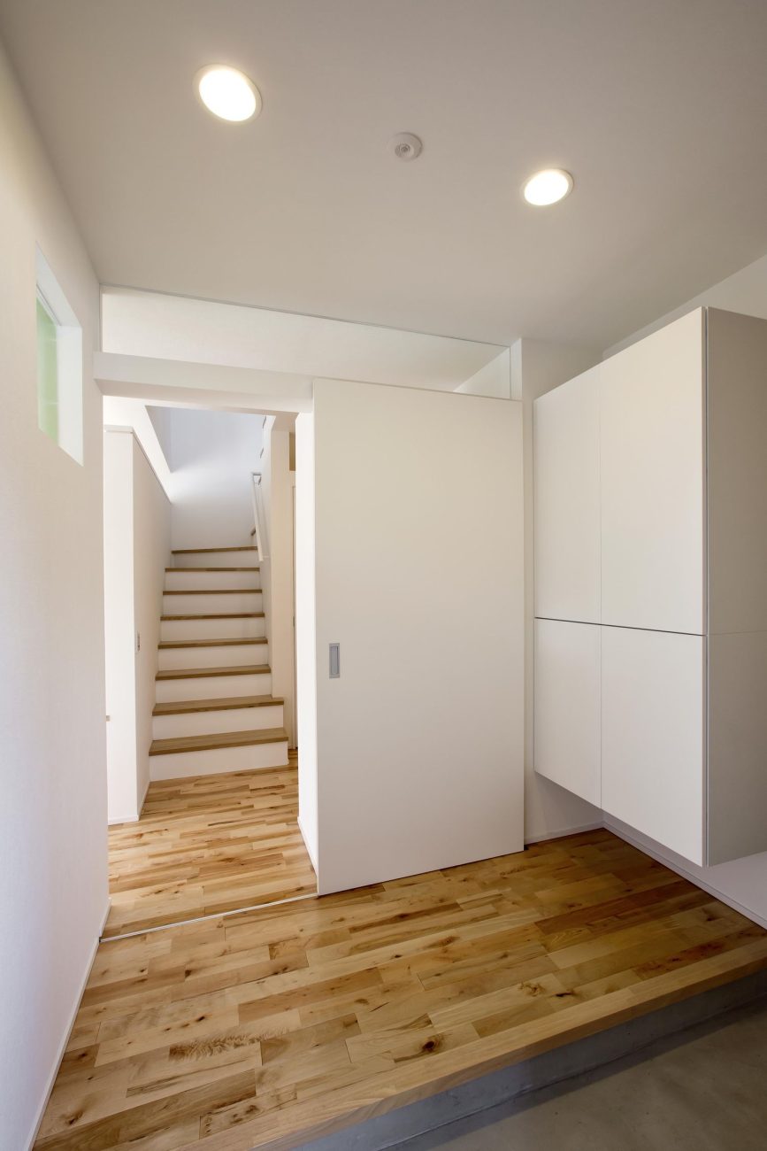 シンプルで明るい木の床が印象的な、開放的な玄関ホール・デザイン住宅