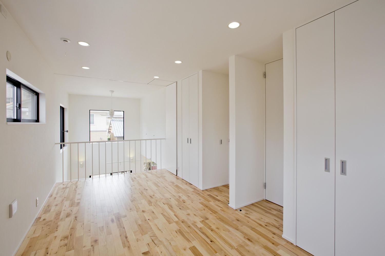 吹き抜けを通じてLDKと繋がる二階の廊下。