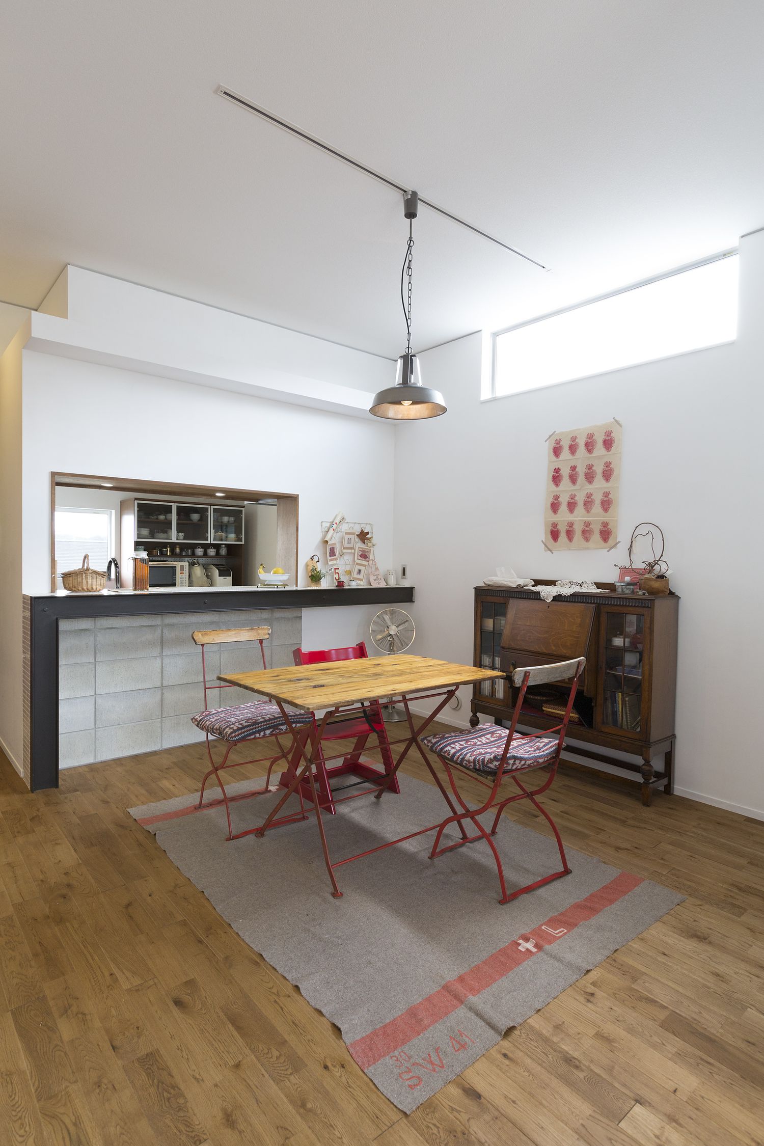 天井近くにスリット窓を取り付けたレトロなインテリアのLDK・デザイン住宅