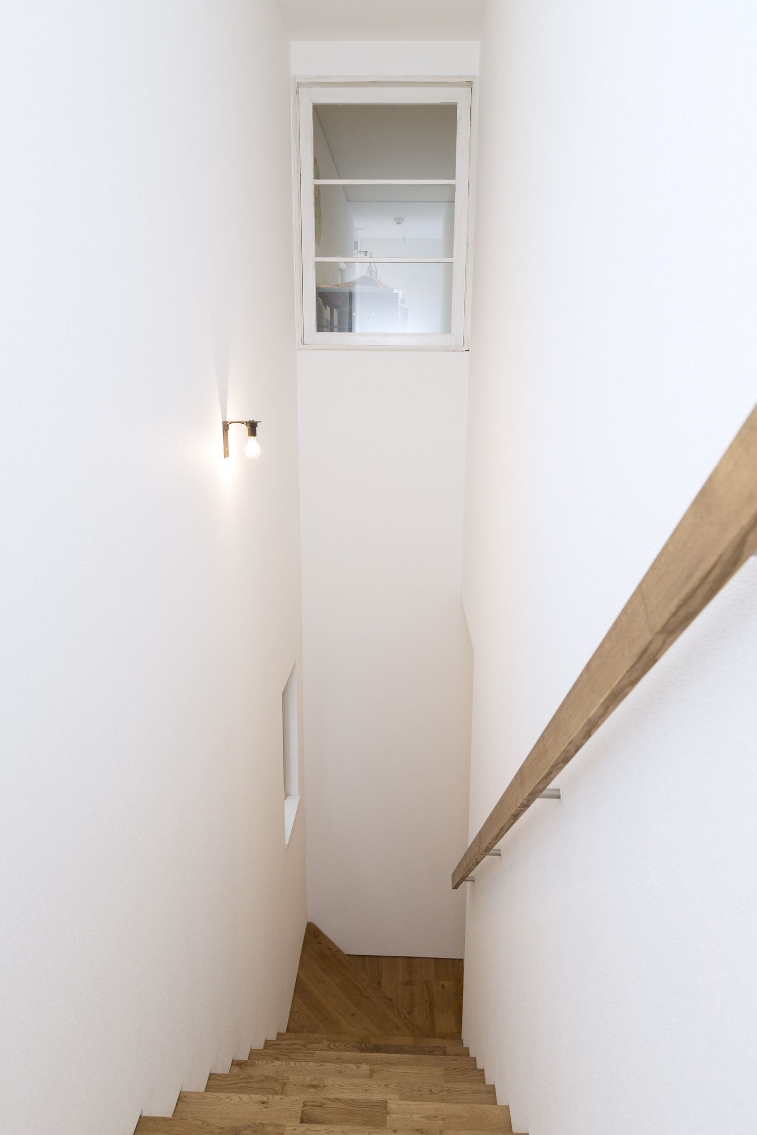 木の手すりを取り付けた木の箱型階段・デザイン住宅