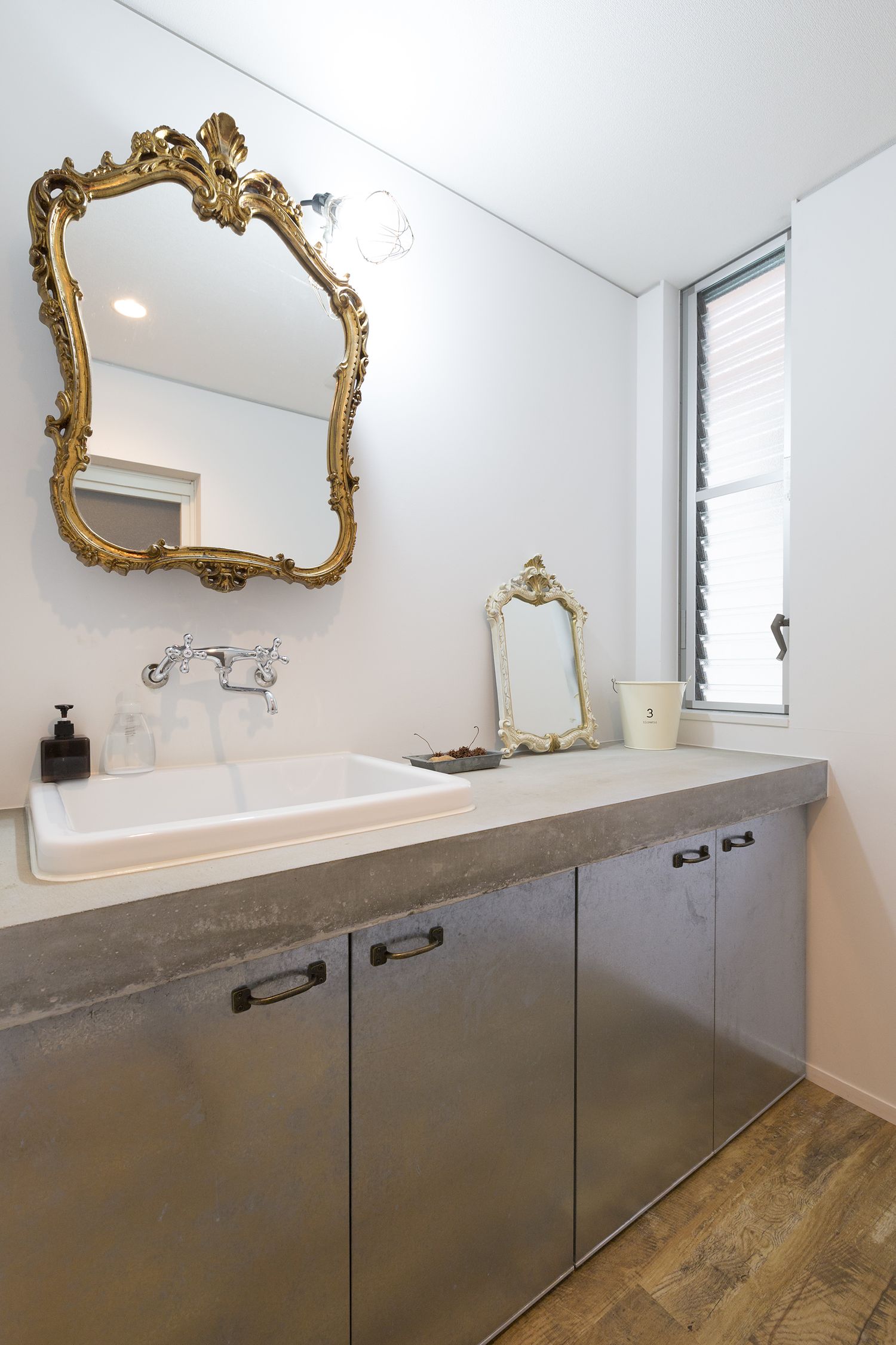 アンティークの鏡を取り付けたシンプルな洗面所・デザイン住宅