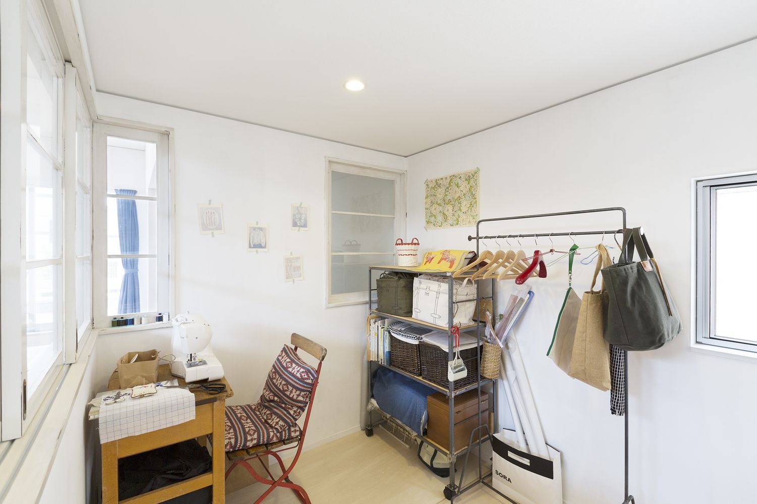 室内窓をとりつけた収納が豊富な書斎・デザイン住宅