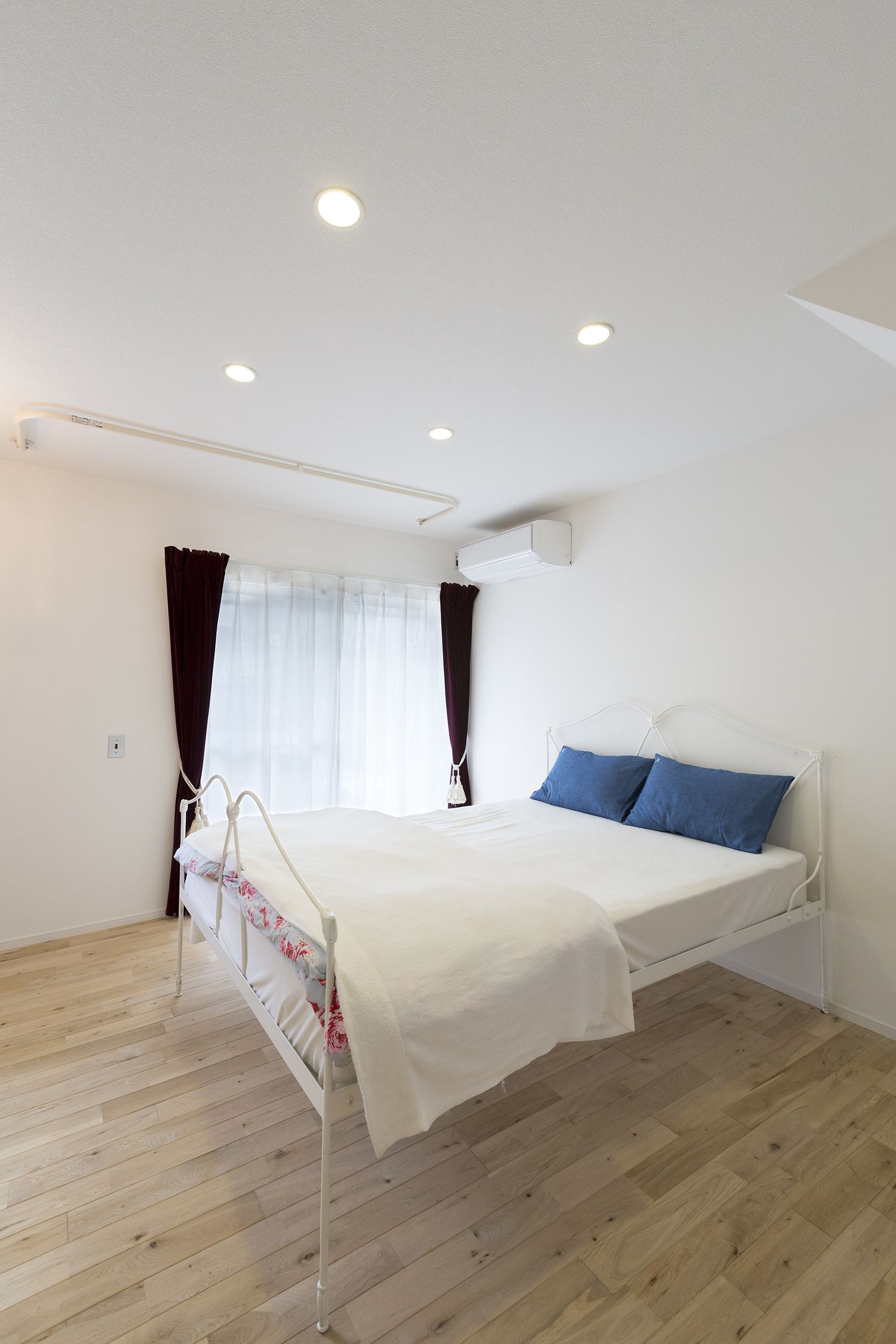 レトロでかわいいソファーを置いた明るくてシンプルな寝室・デザイン住宅