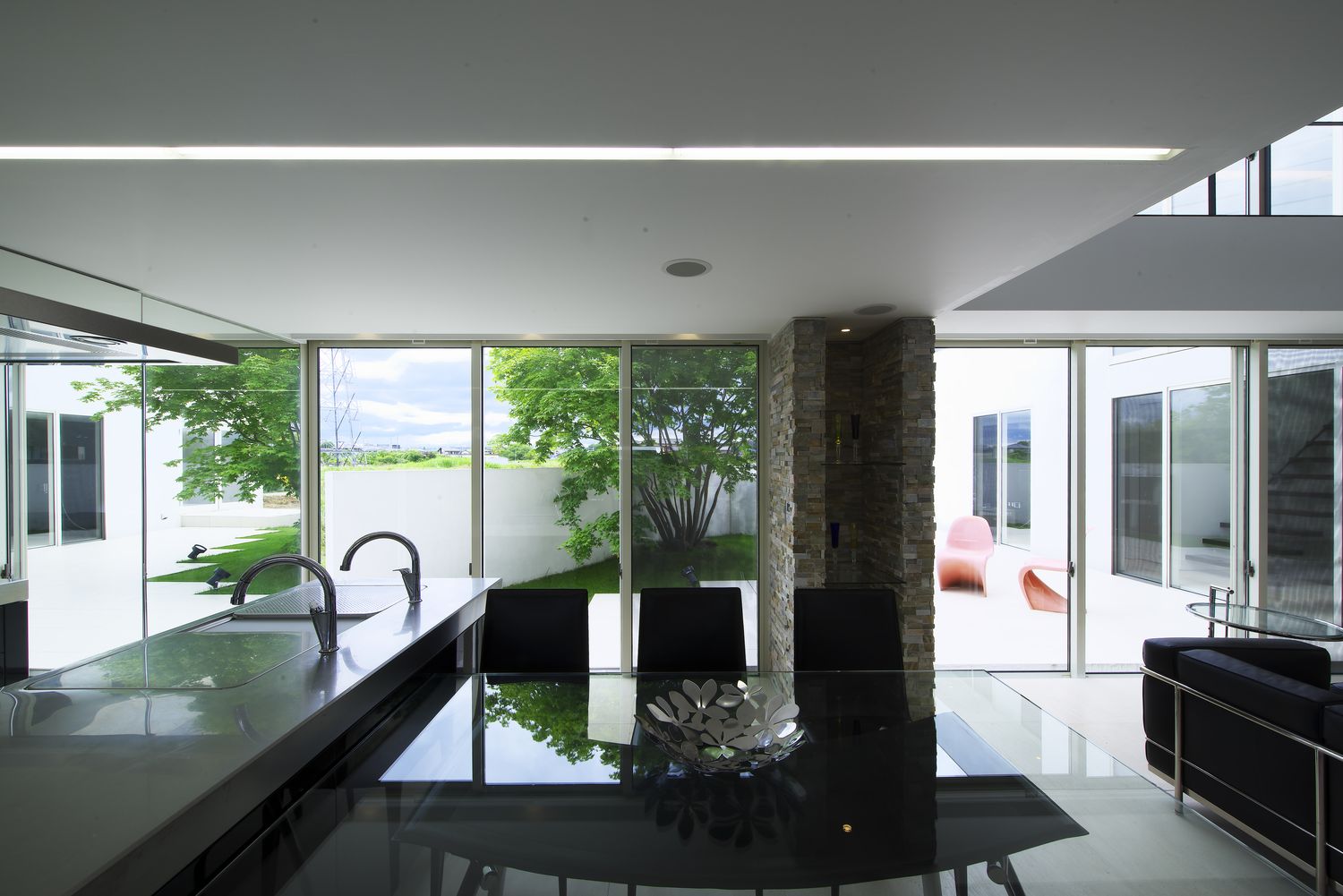 テラスに面した大きな窓と吹き抜けがある開放的でおしゃれなLDK・デザイン住宅