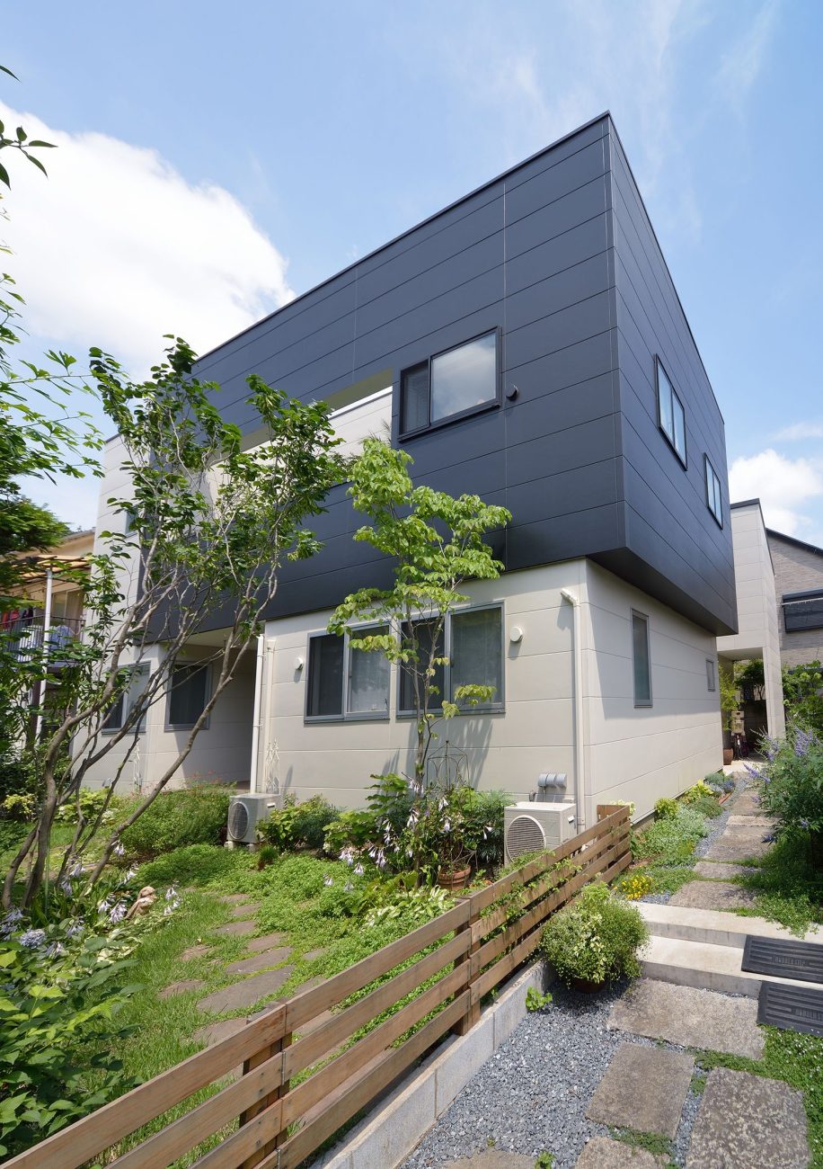 デザイン住宅建築実例_外観・注文住宅『CASE309 内外空間が繋がる家』の建築実例・施⼯例の写真・建物外観全体