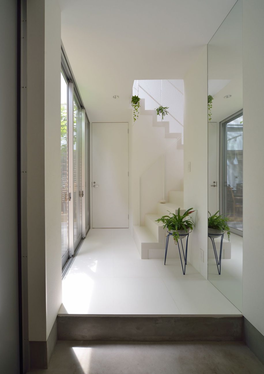 大きな窓から光が入る白でまとめた明るい玄関・デザイン住宅