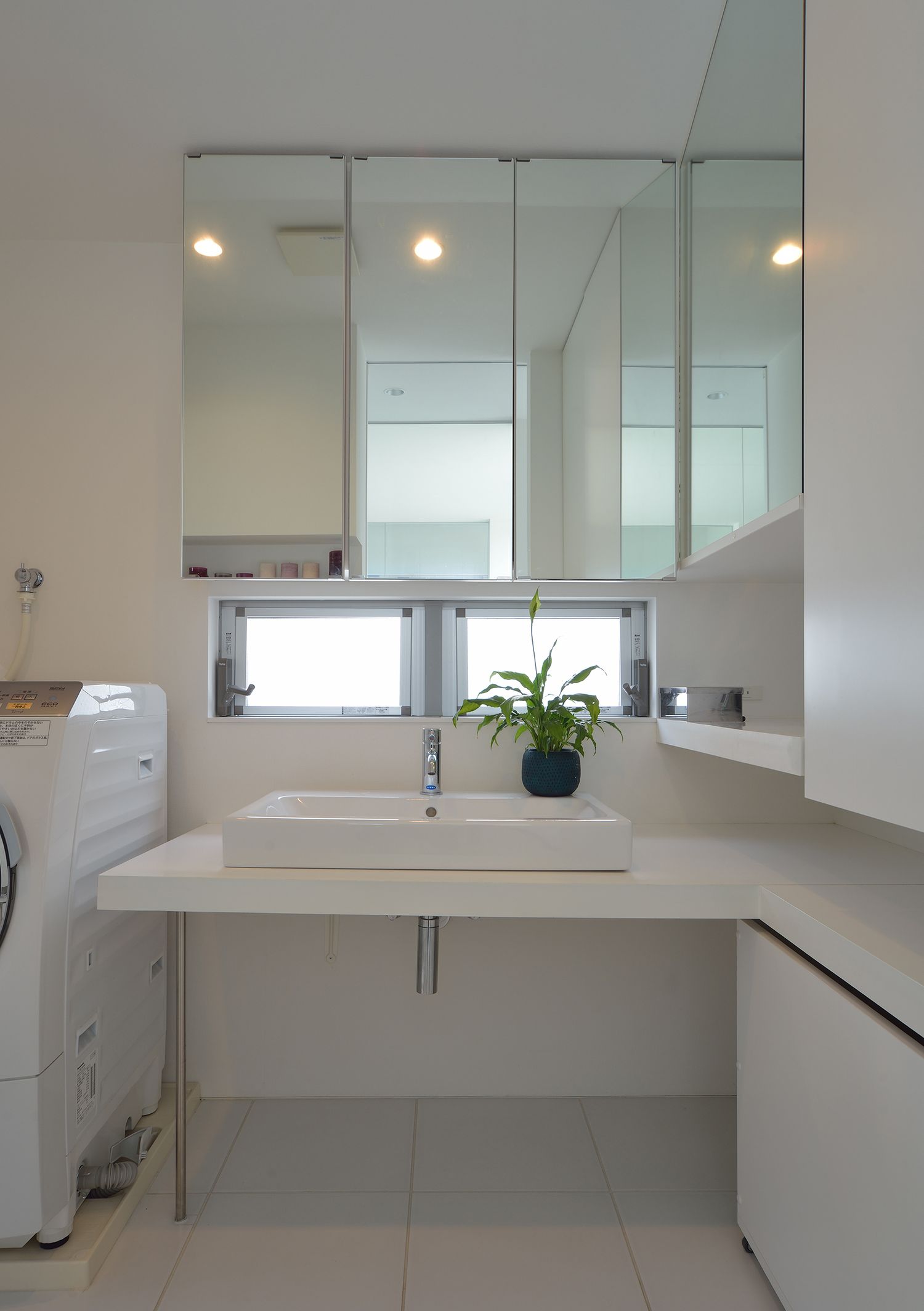 手元にスリット窓を取り付けたシンプルで明るい洗面所・デザイン住宅