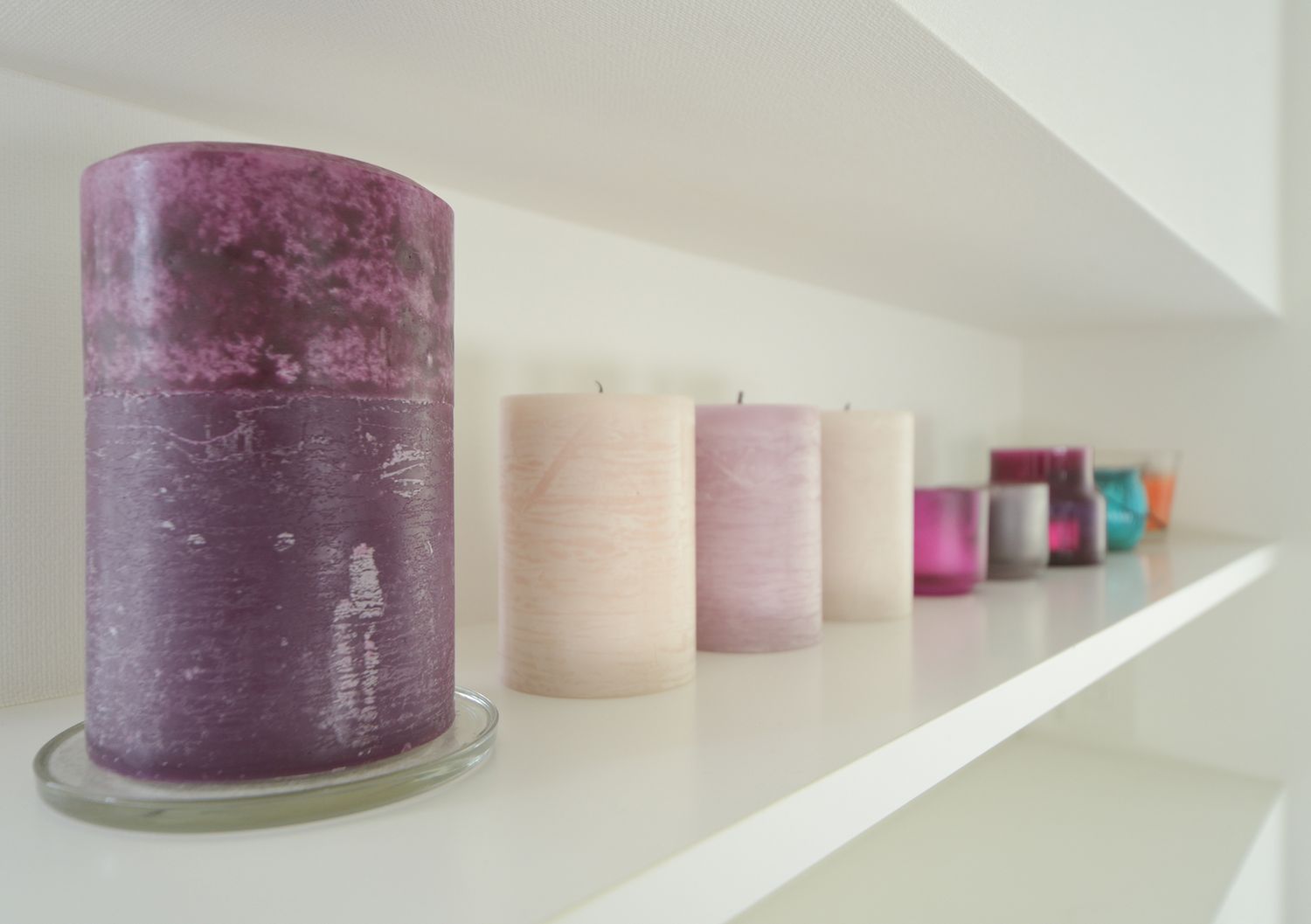 カラフルなキャンドルをディスプレイしたニッチ壁・デザイン住宅