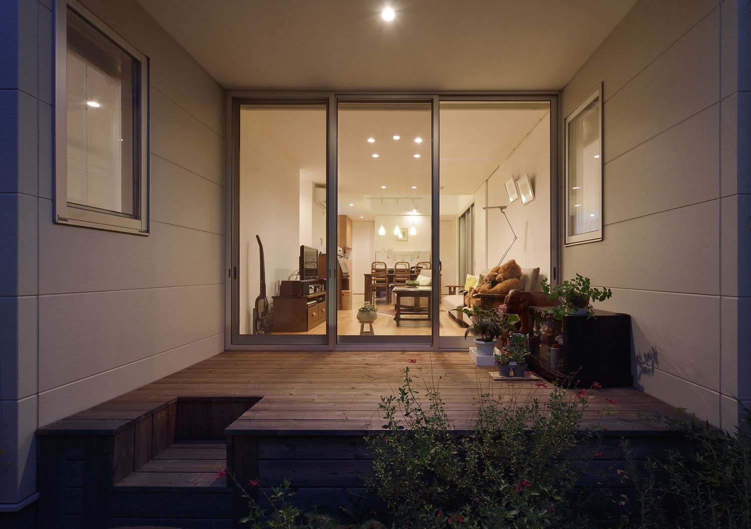 LDKに面した大きな窓があるウッドデッキの中庭・デザイン住宅